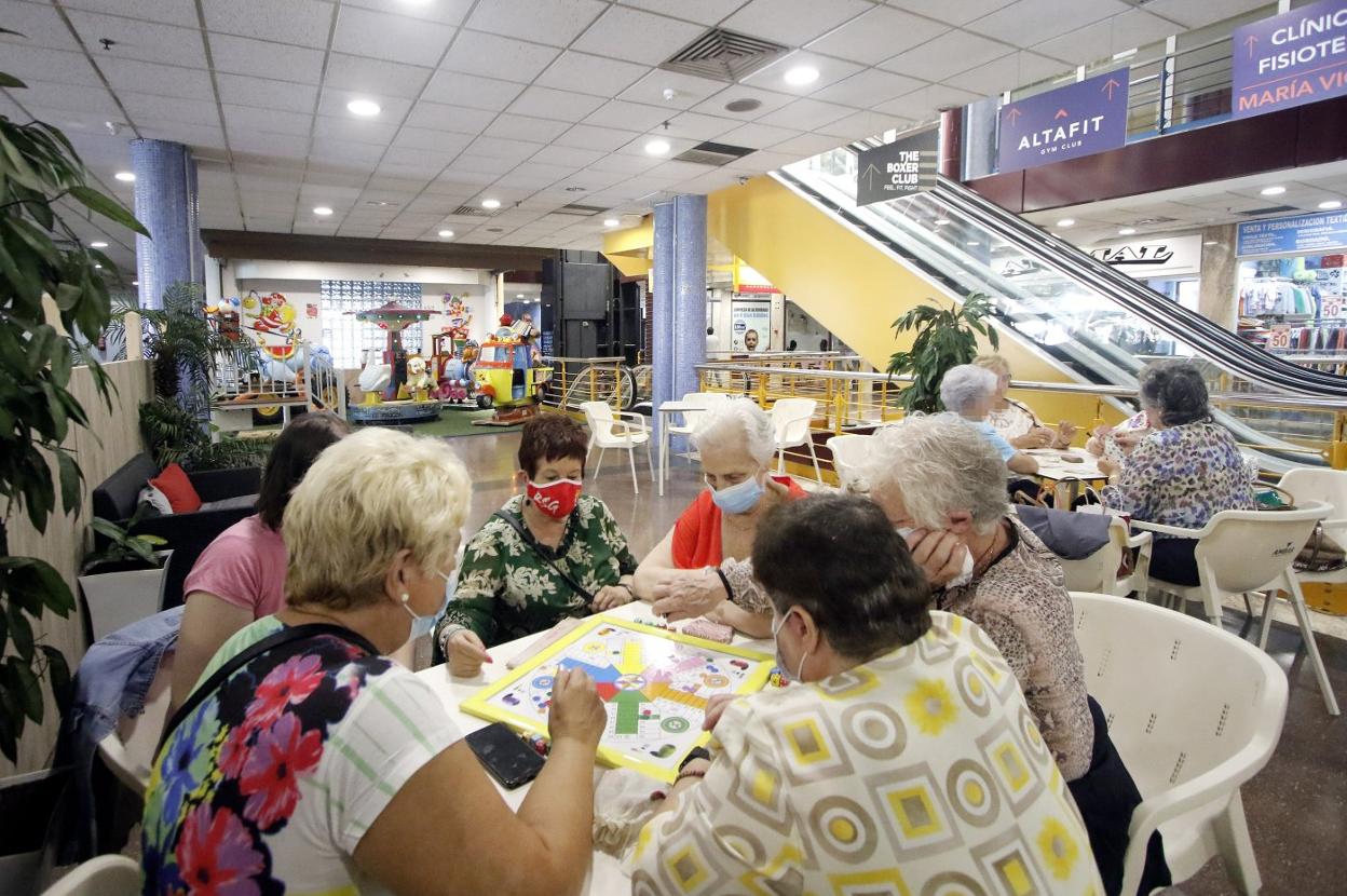 Un grupo de amigas del centro social Gijón Centro se reúne cada día en la cafetería del Mercado San Agustín a falta de un local propio. 