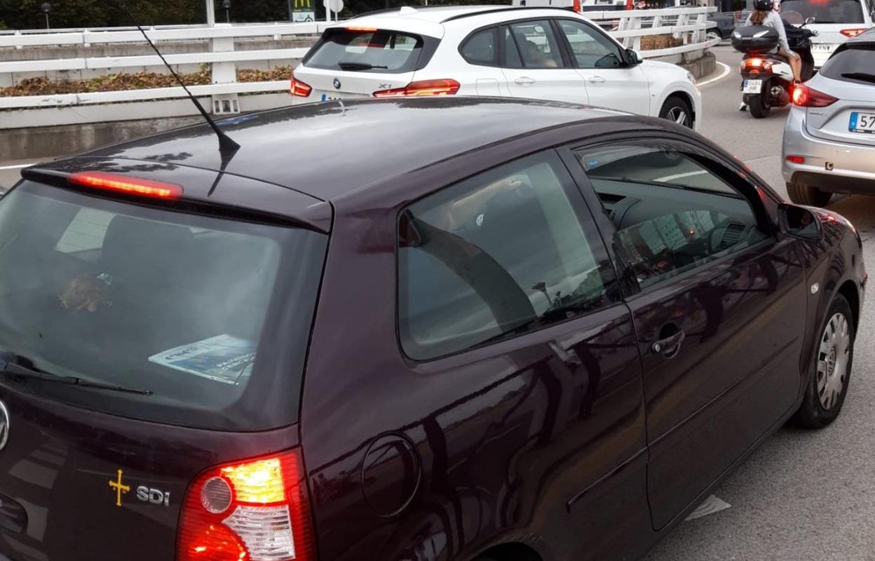 La glorieta de la avenida de Castilla, donde confluyen el tráfico procedente de Somió y del Muro, colapsada ayer última hora de la tarde. 