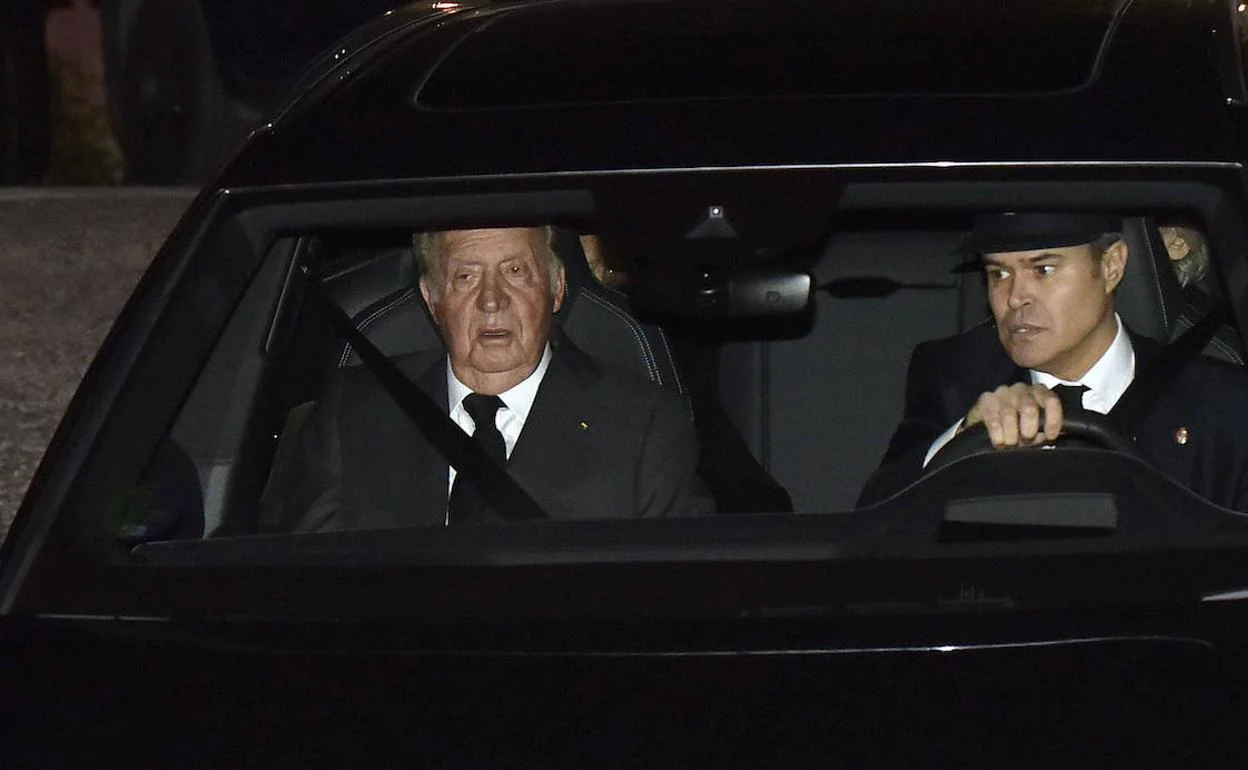 El Rey Juan Carlos acude al velatorio de la infanta Doña Pilar.