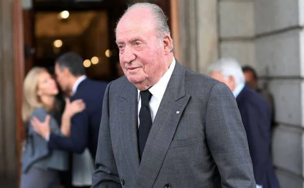 Juan Carlos anuncia al Rey Felipe VI que se marcha de España