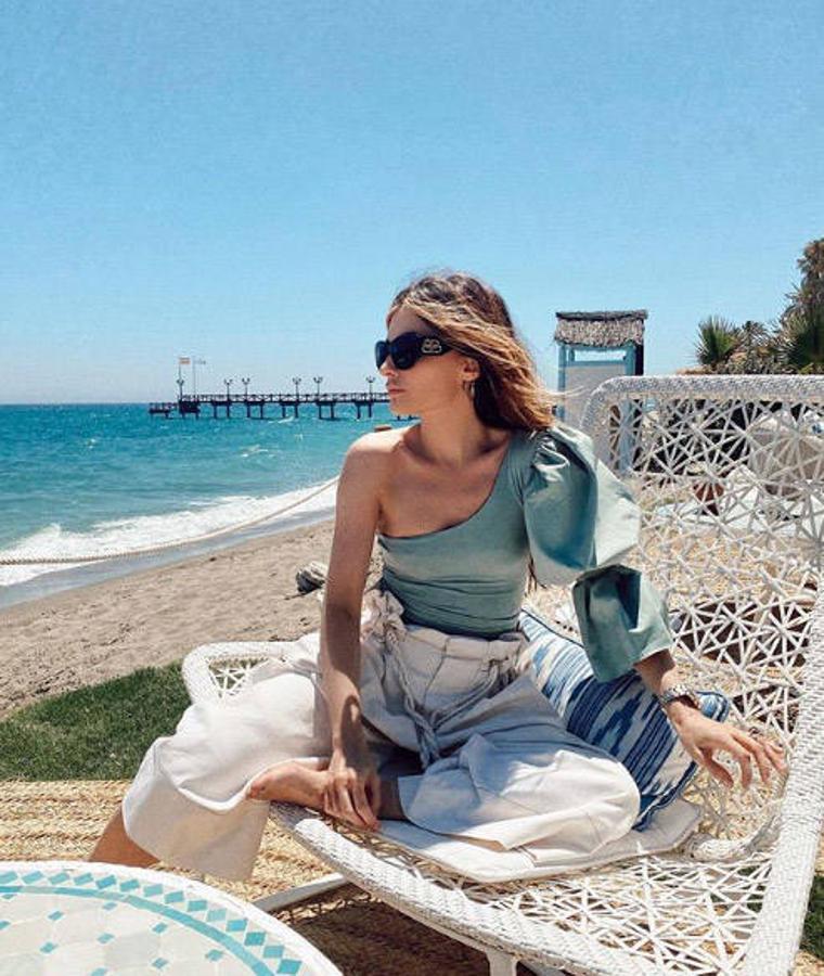 El mes de agosto significa para muchos el mes de las vacaciones. Ese momento en el que nos preparamos para pasar unas semanas de relax y en el que toca decidir qué llevar en la maleta. Por eso nos hemos fijado en los looks que las influencers han estado compartiendo durante estas semanas y que han lucido en los diferentes destinos vacacionales. Todos ellos looks cómodos, fresquitos y sobre todo estilosos con los que tú también podrás inspirarte y sacar las mejores ideas para los estilismos que vayas a lucir en las próximas semanas. Un total de 31 looks veraniegos para que vistas cada día del mes de agosto y con los que triunfarás sí o sí. ¡Toma nota!