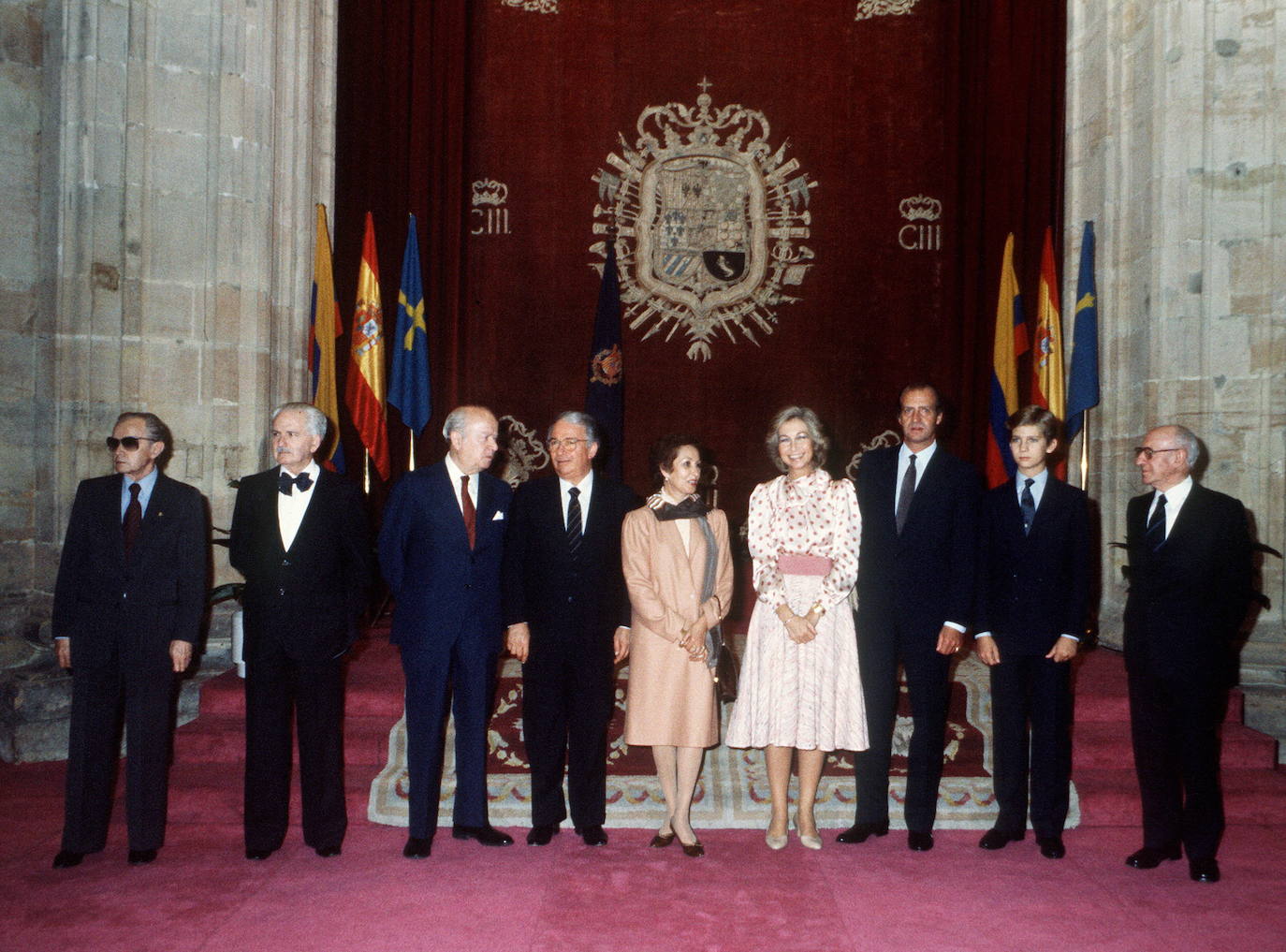 Asturias ha estado muy presente en el reinado de Juan Carlos I. El heredero de la Corona ostenta el título de Príncipe de esta tierra y a ella acudió don Juan Carlos por vez primera en 1955, con solo 17 años, para visitar el pozo Nicolasa y en 1971 pisó Covadonga. Pero también tuvo oportunidad de bajar a la mina, en concreto al pozo María Luisa en mayo de 1976, solo siete meses después de convertirse en Rey de España. Además, el Rey emérito arropó a Felipe VI cuando todavía era Príncipe de Asturias en sus primeros actos públicos entregando sus Premios en el Campoamor; ha visitado Asturias para inaugurar espacios públicos de distinta índole, para apoyar especialmente todo lo que tuviera que ver con la industria pisó estas tierras y para protagonizar otros actos institucionales.