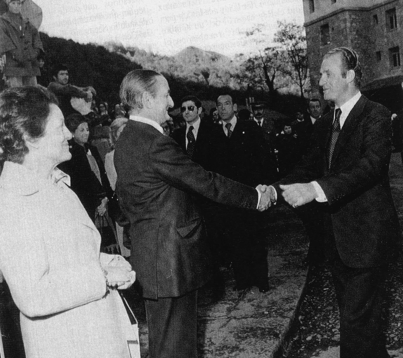 Asturias ha estado muy presente en el reinado de Juan Carlos I. El heredero de la Corona ostenta el título de Príncipe de esta tierra y a ella acudió don Juan Carlos por vez primera en 1955, con solo 17 años, para visitar el pozo Nicolasa y en 1971 pisó Covadonga. Pero también tuvo oportunidad de bajar a la mina, en concreto al pozo María Luisa en mayo de 1976, solo siete meses después de convertirse en Rey de España. Además, el Rey emérito arropó a Felipe VI cuando todavía era Príncipe de Asturias en sus primeros actos públicos entregando sus Premios en el Campoamor; ha visitado Asturias para inaugurar espacios públicos de distinta índole, para apoyar especialmente todo lo que tuviera que ver con la industria pisó estas tierras y para protagonizar otros actos institucionales.