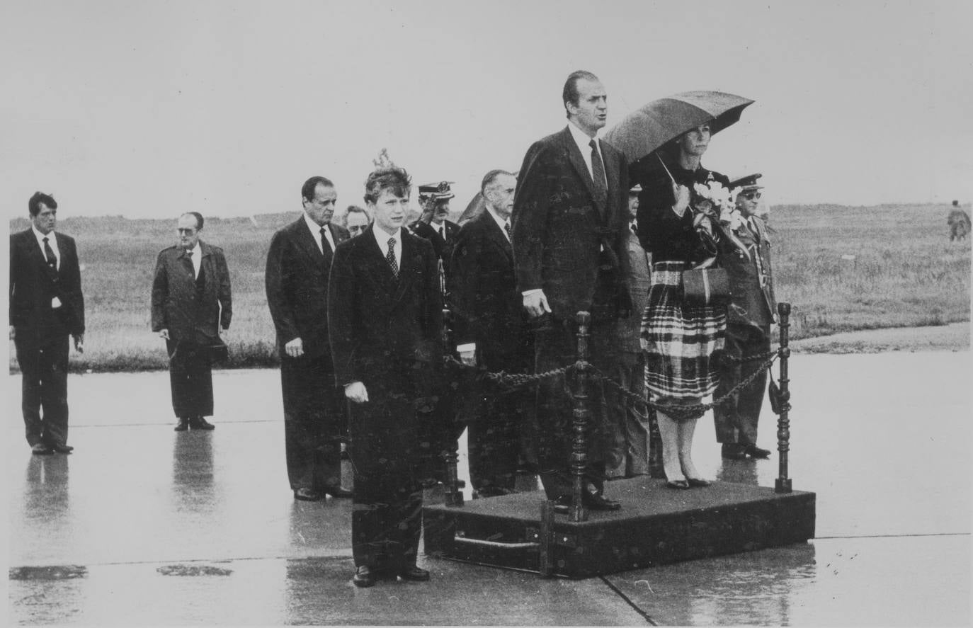 Asturias ha estado muy presente en el reinado de Juan Carlos I. El heredero de la Corona ostenta el título de Príncipe de esta tierra y a ella acudió don Juan Carlos por vez primera en 1955, con solo 17 años, para visitar el pozo Nicolasa y en 1971 pisó Covadonga. Pero también tuvo oportunidad de bajar a la mina, en concreto al pozo María Luisa en mayo de 1976, solo siete meses después de convertirse en Rey de España. Además, el Rey emérito arropó a Felipe VI cuando todavía era Príncipe de Asturias en sus primeros actos públicos entregando sus Premios en el Campoamor; ha visitado Asturias para inaugurar espacios públicos de distinta índole, para apoyar especialmente todo lo que tuviera que ver con la industria pisó estas tierras y para protagonizar otros actos institucionales.