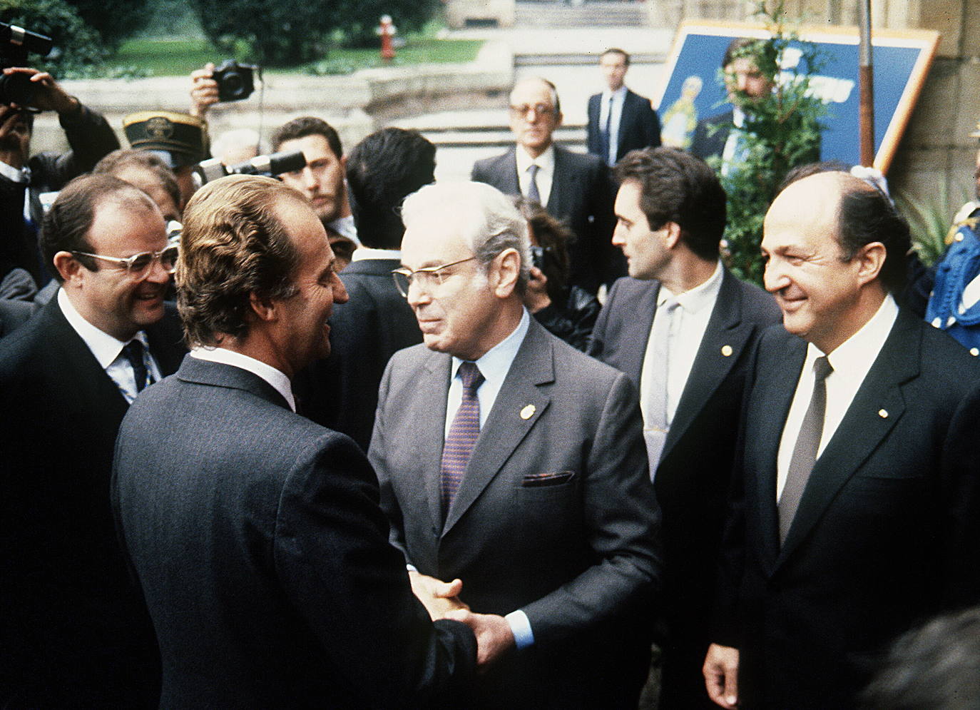 Asturias ha estado muy presente en el reinado de Juan Carlos I. El heredero de la Corona ostenta el título de Príncipe de esta tierra y a ella acudió don Juan Carlos por vez primera en 1955, con solo 17 años, para visitar el pozo Nicolasa y en 1971 pisó Covadonga. Pero también tuvo oportunidad de bajar a la mina, en concreto al pozo María Luisa en mayo de 1976, solo siete meses después de convertirse en Rey de España. Además, el Rey emérito arropó a Felipe VI cuando todavía era Príncipe de Asturias en sus primeros actos públicos entregando sus Premios en el Campoamor; ha visitado Asturias para inaugurar espacios públicos de distinta índole, para apoyar especialmente todo lo que tuviera que ver con la industria pisó estas tierras y para protagonizar otros actos institucionales.