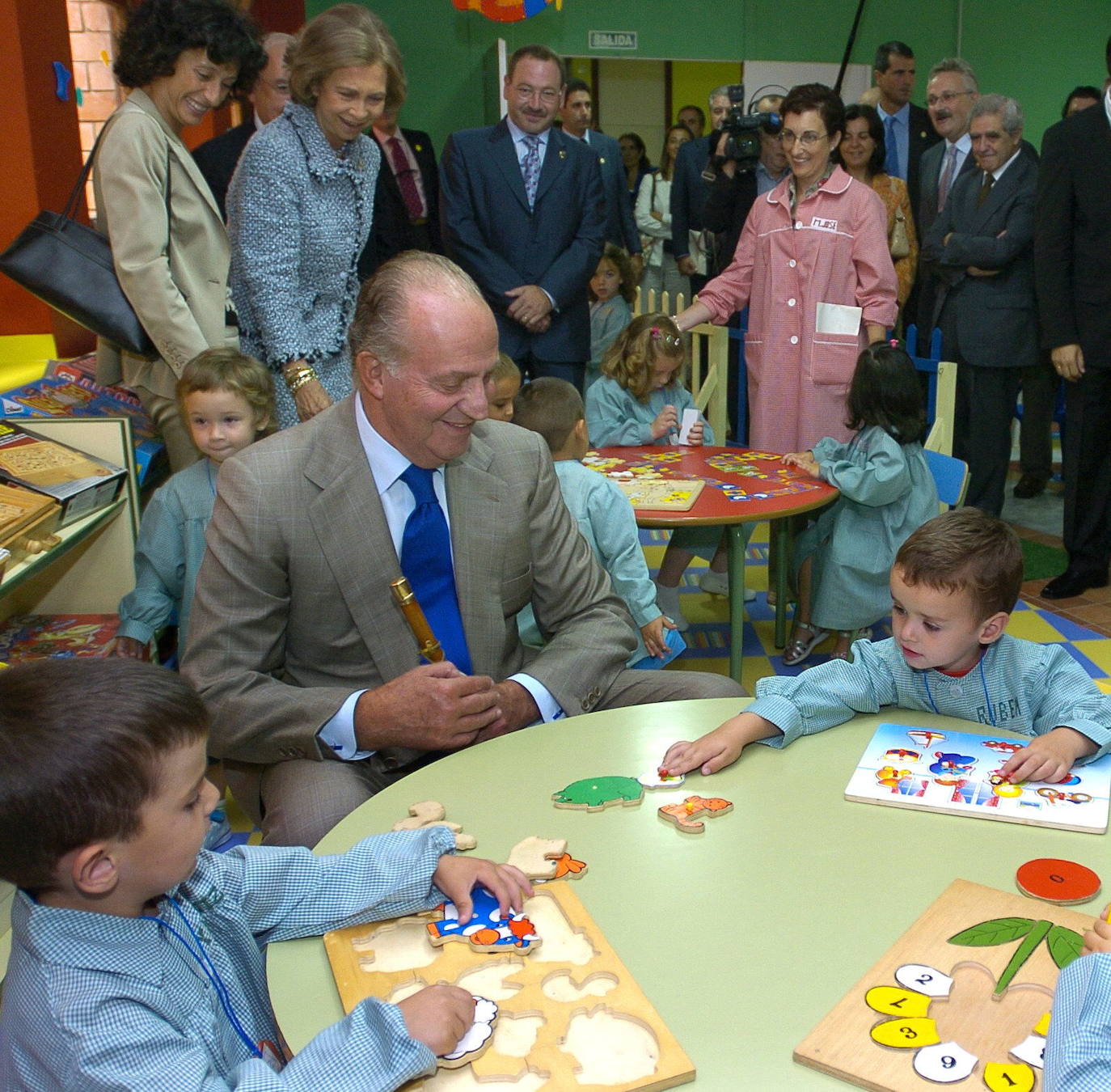 Asturias ha estado muy presente en el reinado de Juan Carlos I. El heredero de la Corona ostenta el título de Príncipe de esta tierra y a ella acudió don Juan Carlos por vez primera en 1955, con solo 17 años, para visitar el pozo Nicolasa y en 1971 pisó Covadonga. Pero también tuvo oportunidad de bajar a la mina, en concreto al pozo María Luisa en mayo de 1976, solo siete meses después de convertirse en Rey de España. Además, el Rey emérito arropó a Felipe VI cuando todavía era Príncipe de Asturias en sus primeros actos públicos entregando sus Premios en el Campoamor; ha visitado Asturias para inaugurar espacios públicos de distinta índole, para apoyar especialmente todo lo que tuviera que ver con la industria pisó estas tierras y para protagonizar otros actos institucionales.