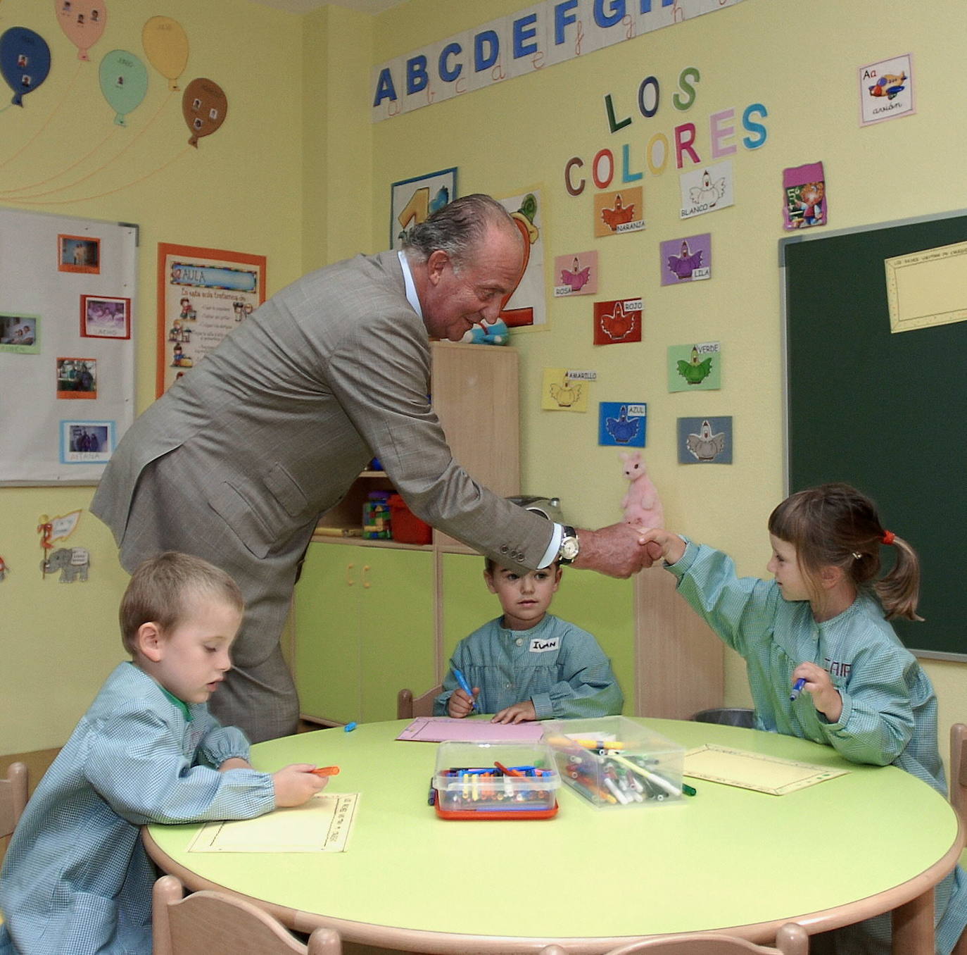 Asturias ha estado muy presente en el reinado de Juan Carlos I. El heredero de la Corona ostenta el título de Príncipe de esta tierra y a ella acudió don Juan Carlos por vez primera en 1955, con solo 17 años, para visitar el pozo Nicolasa y en 1971 pisó Covadonga. Pero también tuvo oportunidad de bajar a la mina, en concreto al pozo María Luisa en mayo de 1976, solo siete meses después de convertirse en Rey de España. Además, el Rey emérito arropó a Felipe VI cuando todavía era Príncipe de Asturias en sus primeros actos públicos entregando sus Premios en el Campoamor; ha visitado Asturias para inaugurar espacios públicos de distinta índole, para apoyar especialmente todo lo que tuviera que ver con la industria pisó estas tierras y para protagonizar otros actos institucionales.