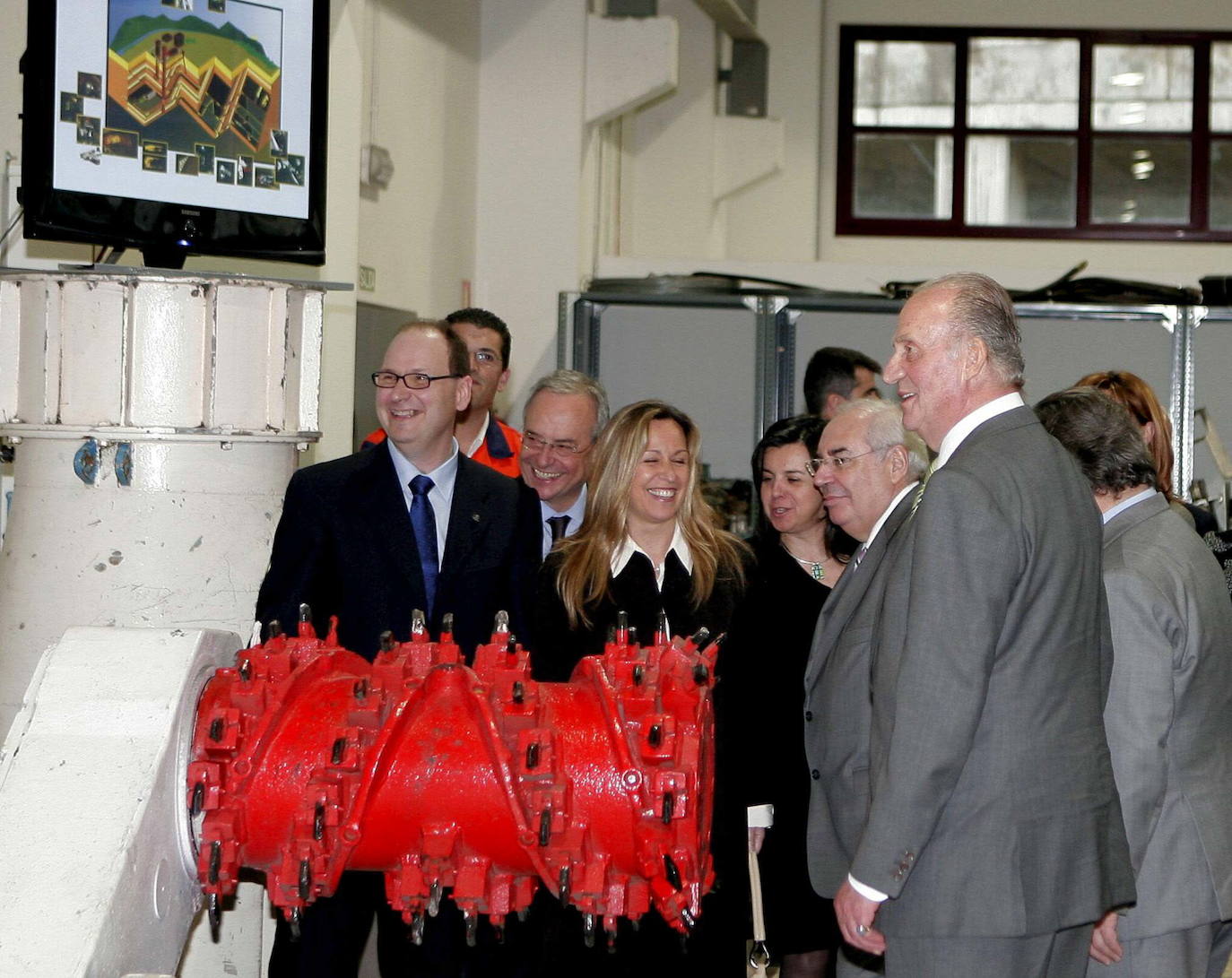 Asturias ha estado muy presente en el reinado de Juan Carlos I. El heredero de la Corona ostenta el título de Príncipe de esta tierra y a ella acudió don Juan Carlos por vez primera en 1955, con solo 17 años, para visitar el pozo Nicolasa y en 1971 pisó Covadonga. Pero también tuvo oportunidad de bajar a la mina, en concreto al pozo María Luisa en mayo de 1976, solo siete meses después de convertirse en Rey de España. Además, el Rey emérito arropó a Felipe VI cuando todavía era Príncipe de Asturias en sus primeros actos públicos entregando sus Premios en el Campoamor; ha visitado Asturias para inaugurar espacios públicos de distinta índole, para apoyar especialmente todo lo que tuviera que ver con la industria pisó estas tierras y para protagonizar otros actos institucionales.