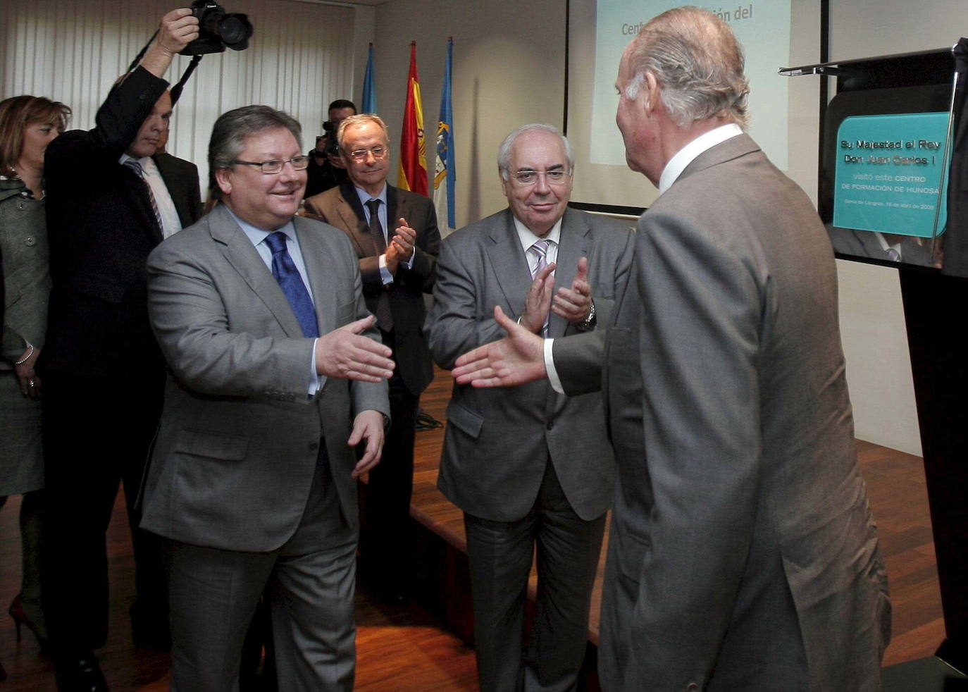 Asturias ha estado muy presente en el reinado de Juan Carlos I. El heredero de la Corona ostenta el título de Príncipe de esta tierra y a ella acudió don Juan Carlos por vez primera en 1955, con solo 17 años, para visitar el pozo Nicolasa y en 1971 pisó Covadonga. Pero también tuvo oportunidad de bajar a la mina, en concreto al pozo María Luisa en mayo de 1976, solo siete meses después de convertirse en Rey de España. Además, el Rey emérito arropó a Felipe VI cuando todavía era Príncipe de Asturias en sus primeros actos públicos entregando sus Premios en el Campoamor; ha visitado Asturias para inaugurar espacios públicos de distinta índole, para apoyar especialmente todo lo que tuviera que ver con la industria pisó estas tierras y para protagonizar otros actos institucionales.