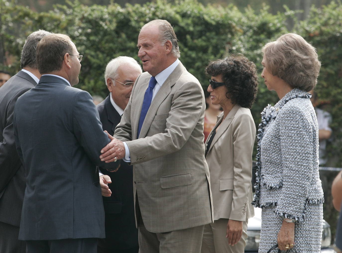 Asturias ha estado muy presente en el reinado de Juan Carlos I. El heredero de la Corona ostenta el título de Príncipe de esta tierra y a ella acudió don Juan Carlos por vez primera en 1955, con solo 17 años, para visitar el pozo Nicolasa y en 1971 pisó Covadonga. Pero también tuvo oportunidad de bajar a la mina, en concreto al pozo María Luisa en mayo de 1976, solo siete meses después de convertirse en Rey de España. Además, el Rey emérito arropó a Felipe VI cuando todavía era Príncipe de Asturias en sus primeros actos públicos entregando sus Premios en el Campoamor; ha visitado Asturias para inaugurar espacios públicos de distinta índole, para apoyar especialmente todo lo que tuviera que ver con la industria pisó estas tierras y para protagonizar otros actos institucionales.