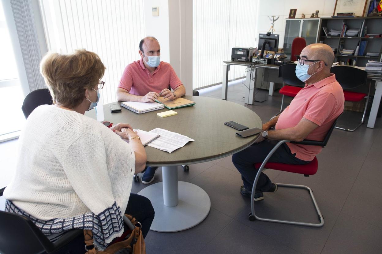 Maribel Méndez, Pablo León y Vicente Herranz, durante la reunión. 