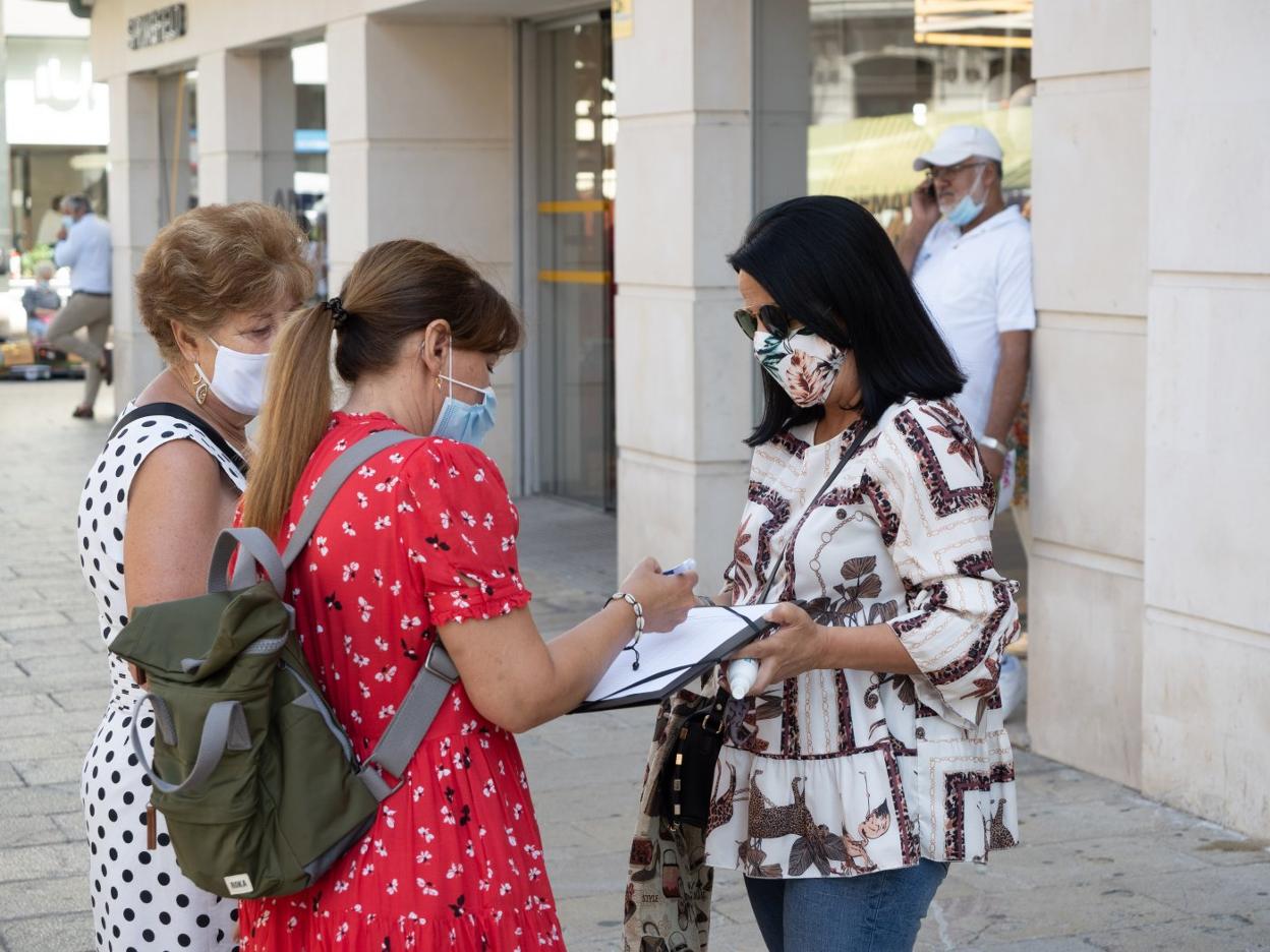 La recogida de firmas se inició ayer en la plaza. 