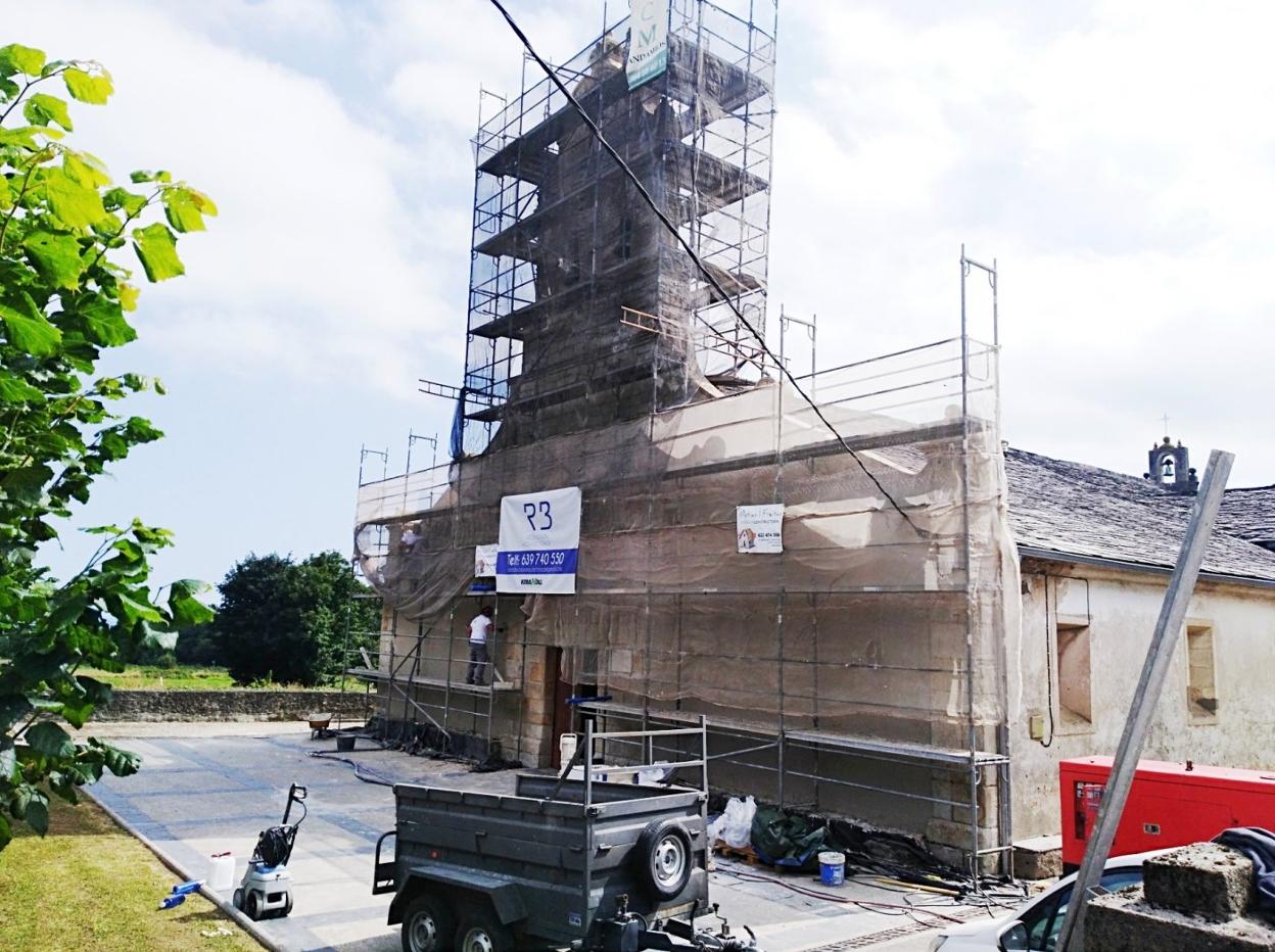 La fachada y el campanario del templo de Miudes están en obras. 