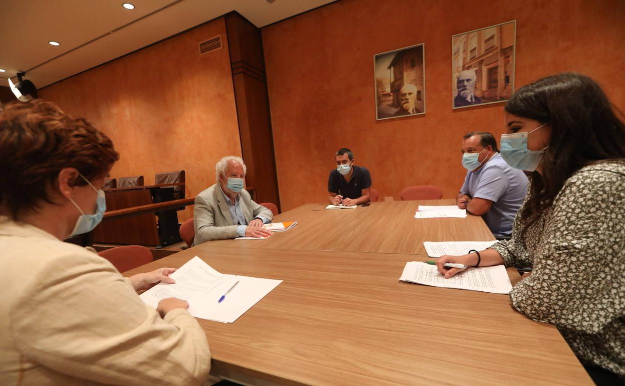 Carmen Pérez Soberón, Javier Vidal, Manuel Campa, Pelayo García y Raquel Ruiz en la reunión de acuerdos presupuestarios. 