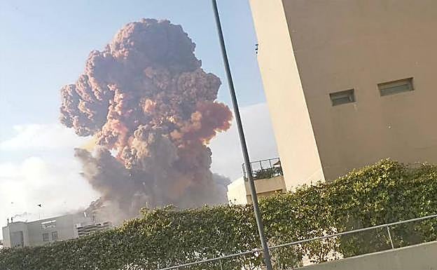 Suben a 50 los muertos tras dos explosiones en el puerto de Beirut