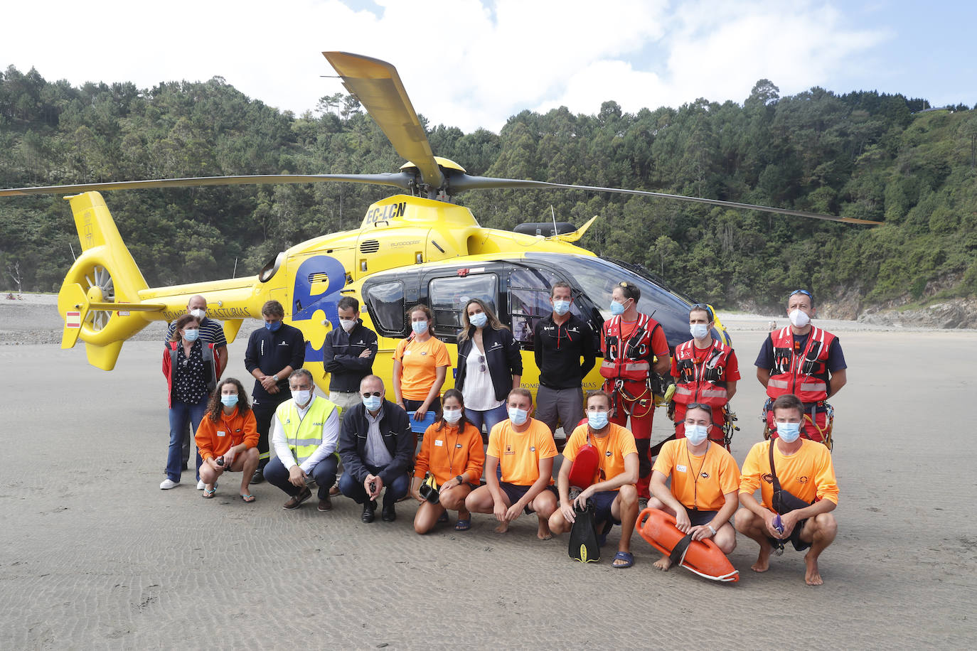 La consejera de Presidencia, Rita Camblor, asiste al simulacro de salvamento en la playa de la Cueva que realiza el helicóptero medicalizado del Sepa. Asisten también el director general de Seguridad y Estrategia Digital, Javier Fernández, y el gerente del Sepa, Óscar Rodríguez.