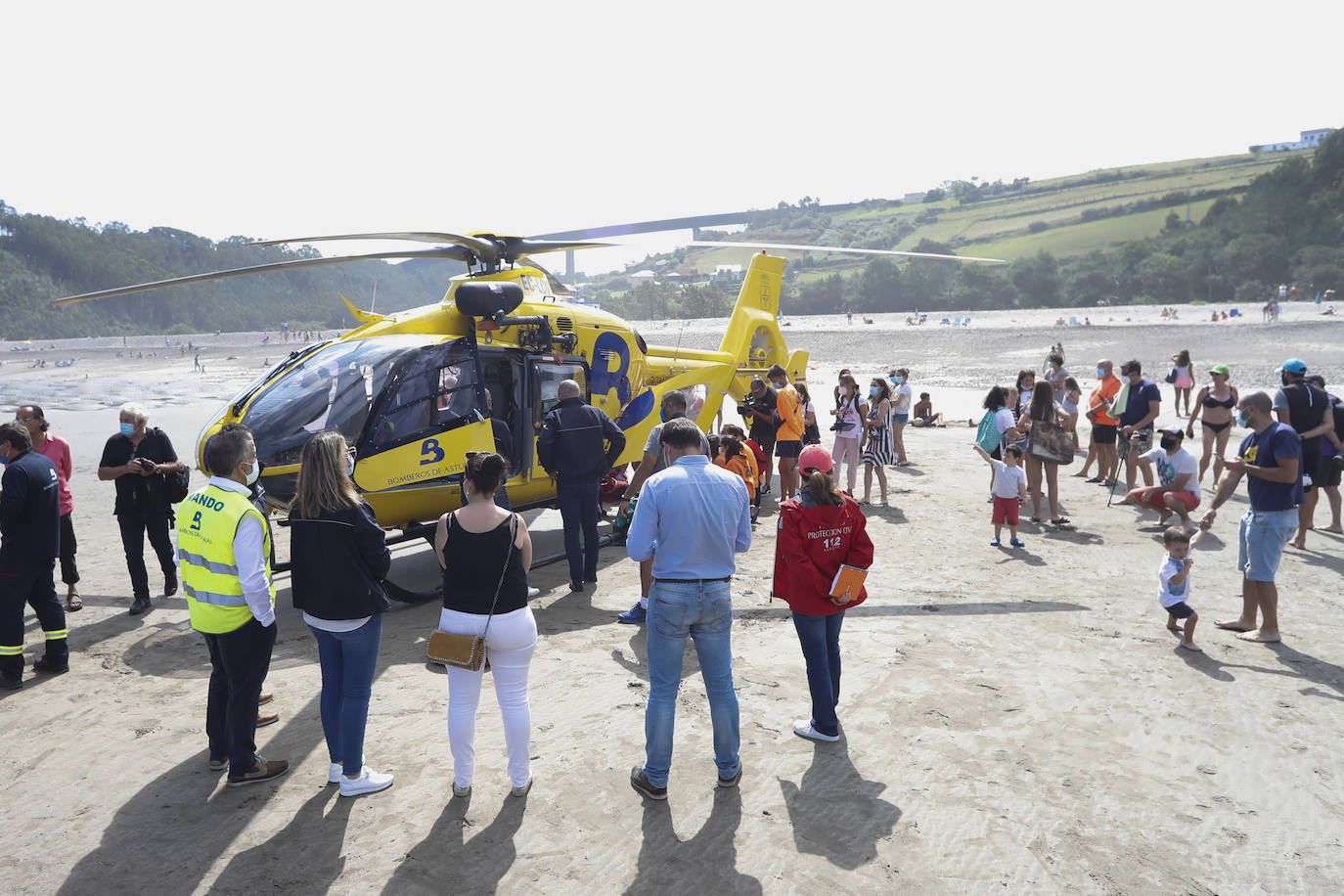 La consejera de Presidencia, Rita Camblor, asiste al simulacro de salvamento en la playa de la Cueva que realiza el helicóptero medicalizado del Sepa. Asisten también el director general de Seguridad y Estrategia Digital, Javier Fernández, y el gerente del Sepa, Óscar Rodríguez.