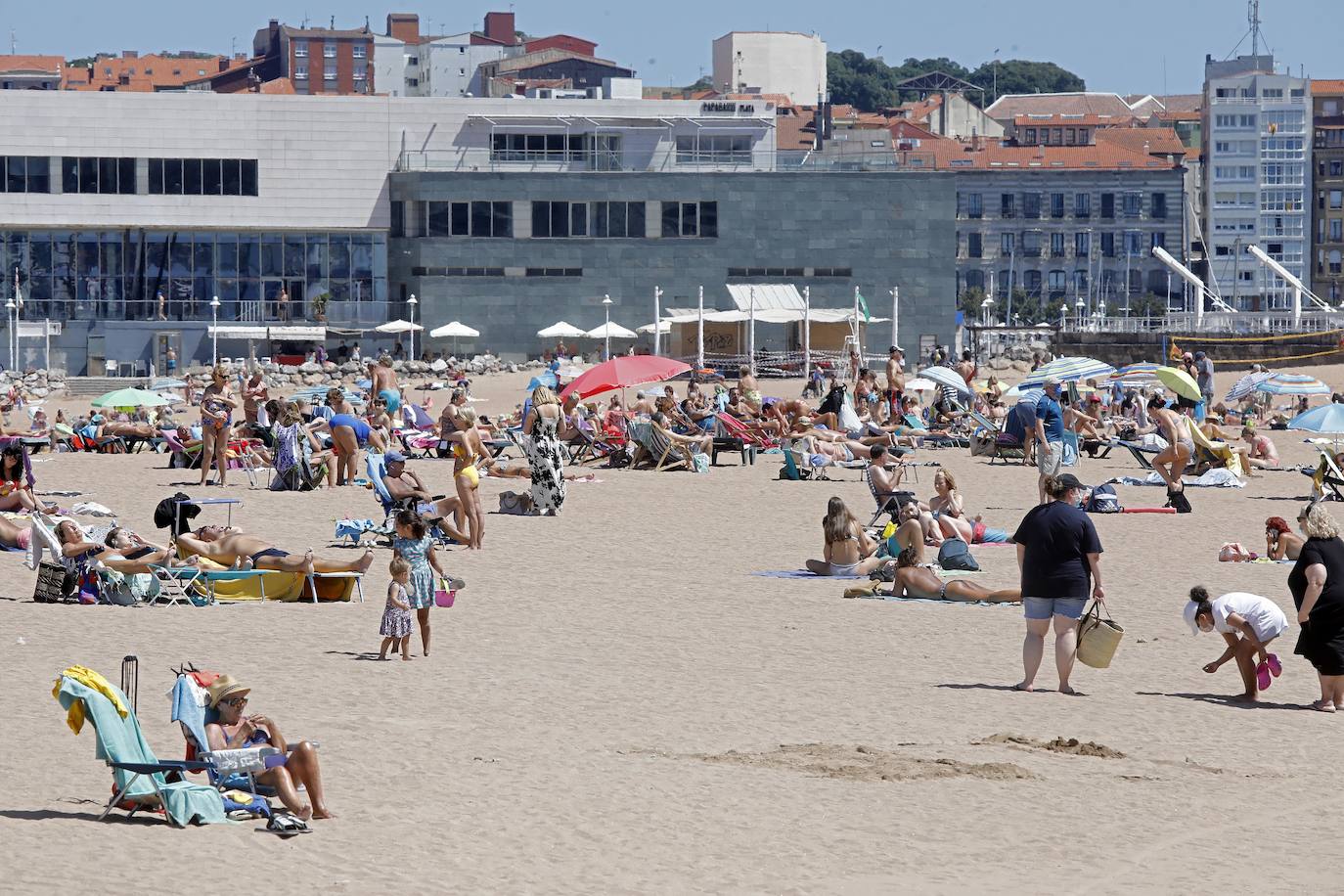 El Principado está viviendo una jornada calurosa, con temperaturas que han alcanzado los 30 grados y los asturianos tratan de refrescarse, ya sea en las playas o en el interior de la región. 