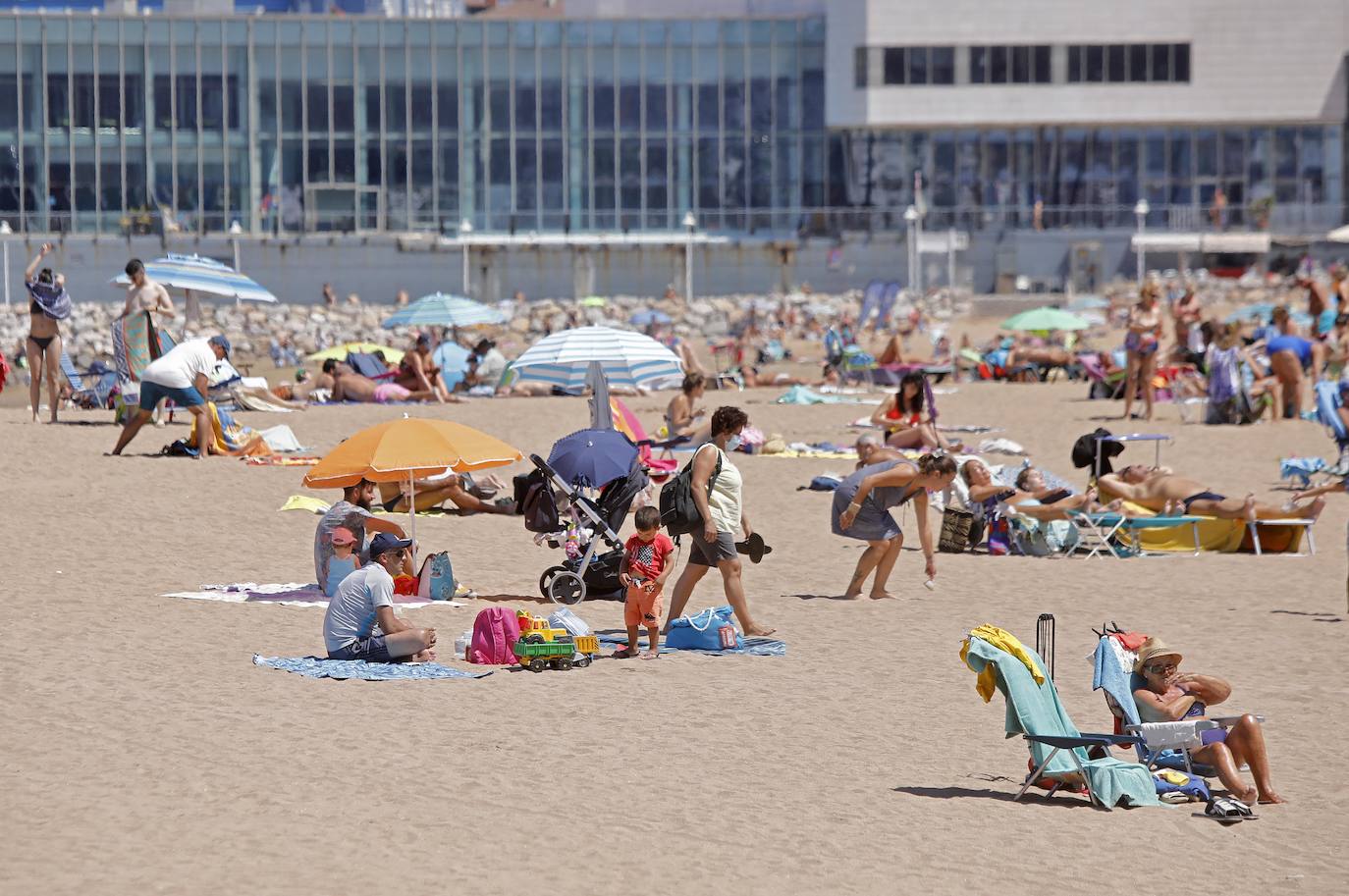 El Principado está viviendo una jornada calurosa, con temperaturas que han alcanzado los 30 grados y los asturianos tratan de refrescarse, ya sea en las playas o en el interior de la región. 