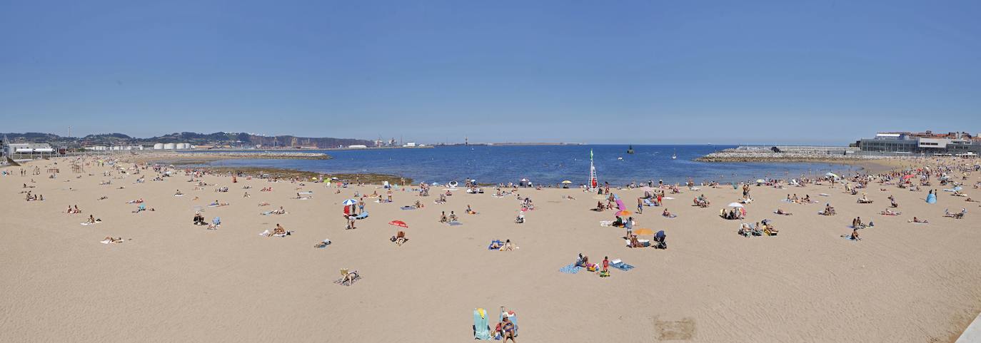 El Principado está viviendo una jornada calurosa, con temperaturas que han alcanzado los 30 grados y los asturianos tratan de refrescarse, ya sea en las playas o en el interior de la región. 