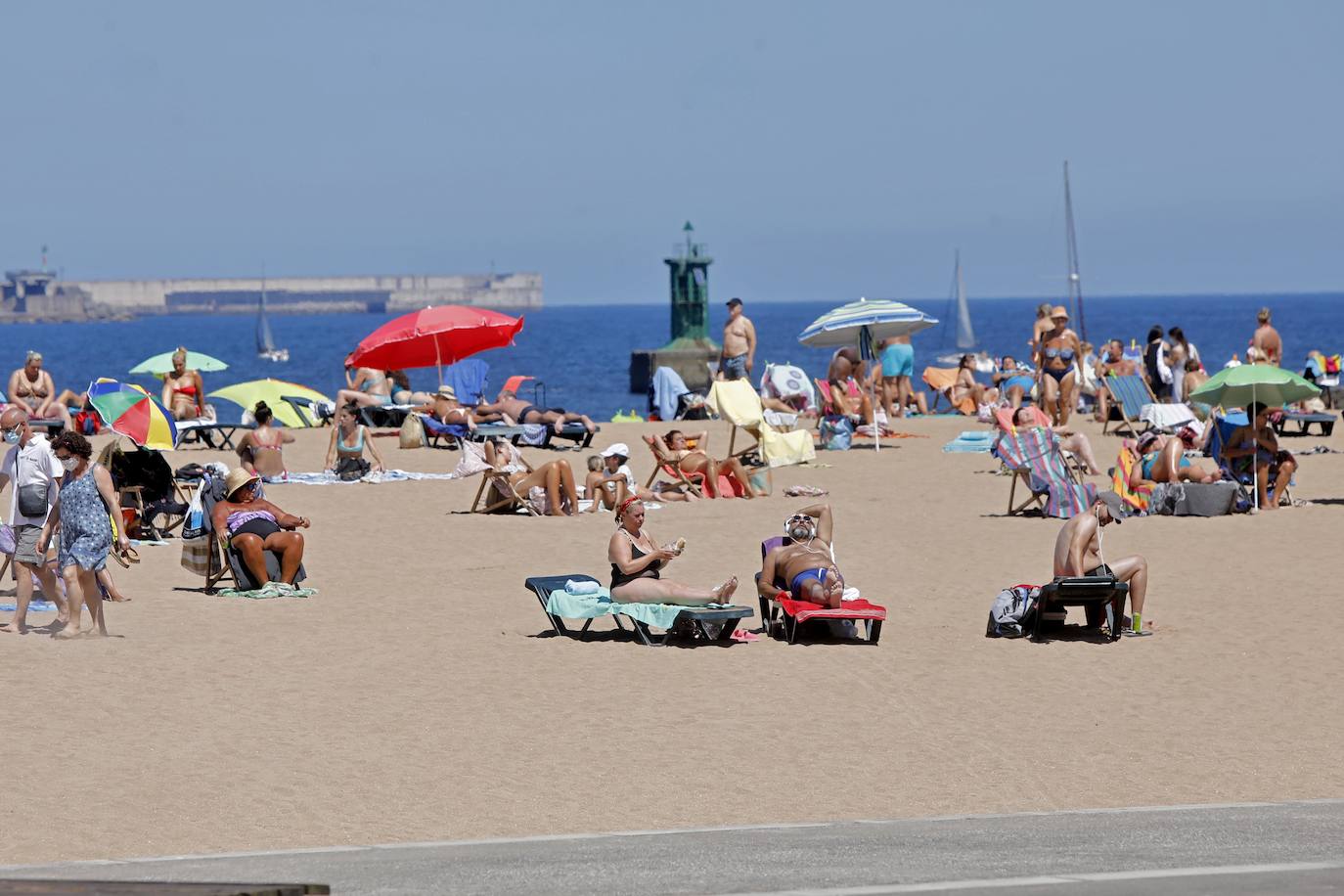 El Principado está viviendo una jornada calurosa, con temperaturas que han alcanzado los 30 grados y los asturianos tratan de refrescarse, ya sea en las playas o en el interior de la región. 