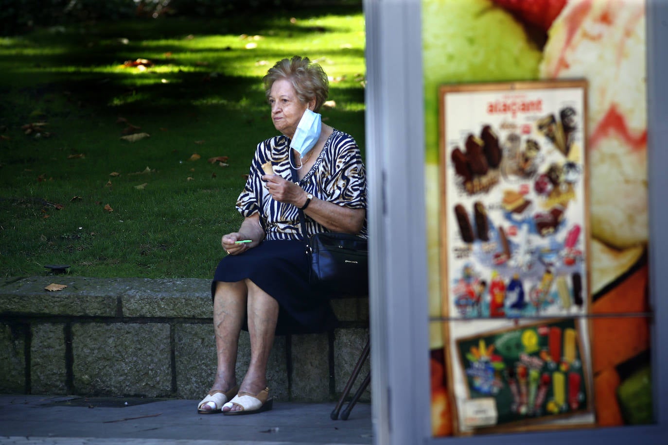 El Principado está viviendo una jornada calurosa, con temperaturas que han alcanzado los 30 grados y los asturianos tratan de refrescarse, ya sea en las playas o en el interior de la región. 