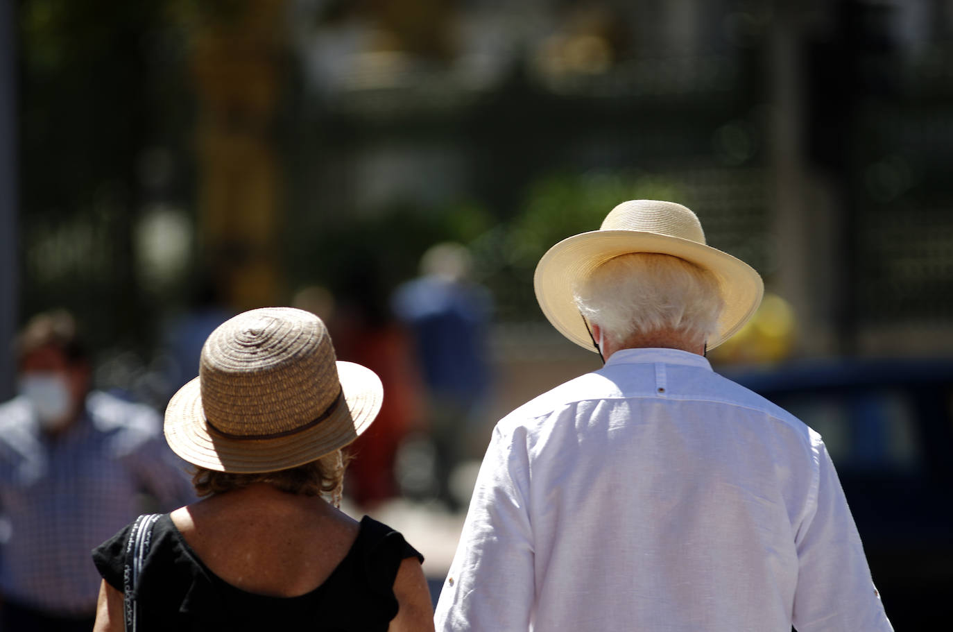 El Principado está viviendo una jornada calurosa, con temperaturas que han alcanzado los 30 grados y los asturianos tratan de refrescarse, ya sea en las playas o en el interior de la región. 