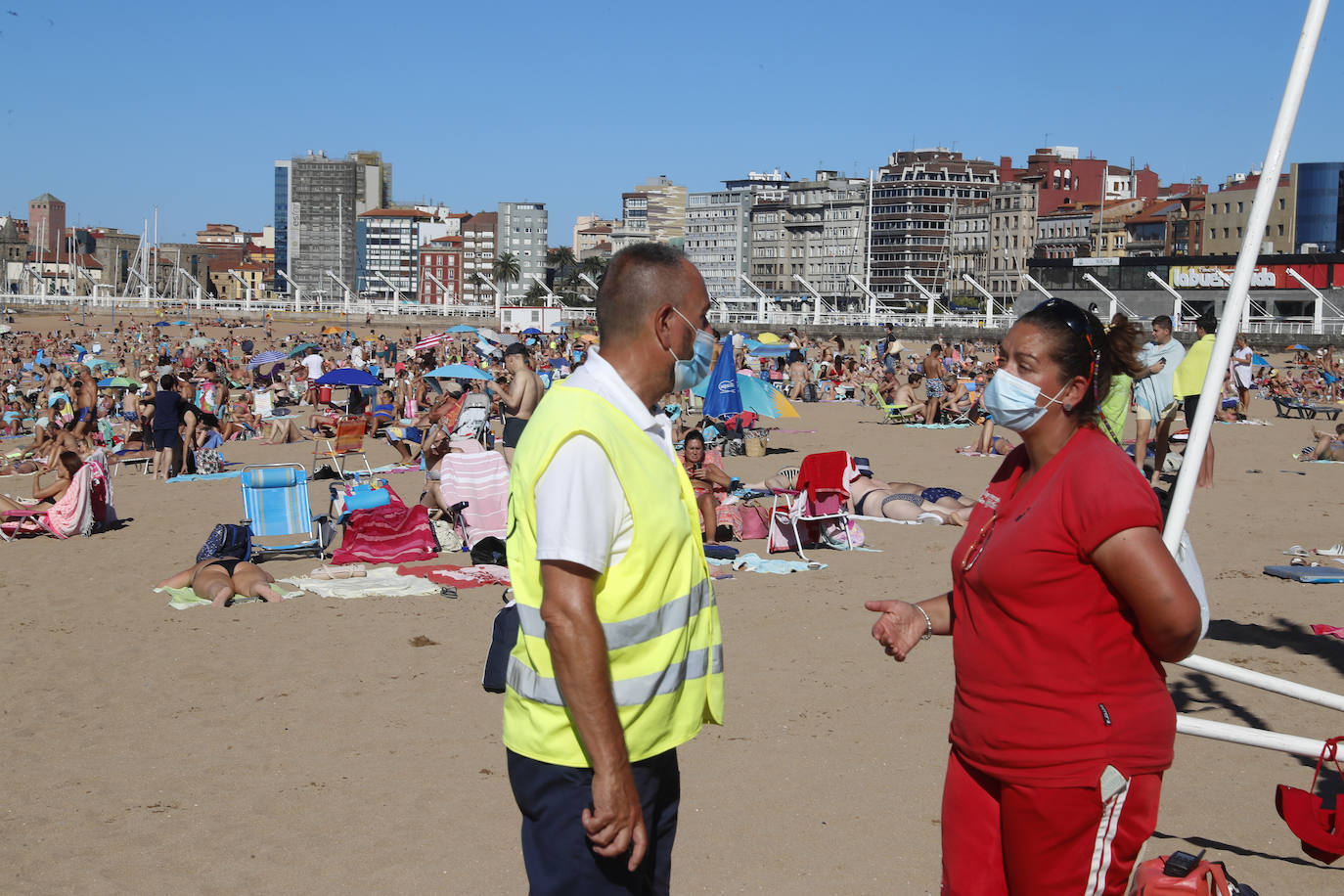 El Principado está viviendo una jornada calurosa, con temperaturas que han alcanzado los 30 grados y los asturianos tratan de refrescarse, ya sea en las playas o en el interior de la región. 