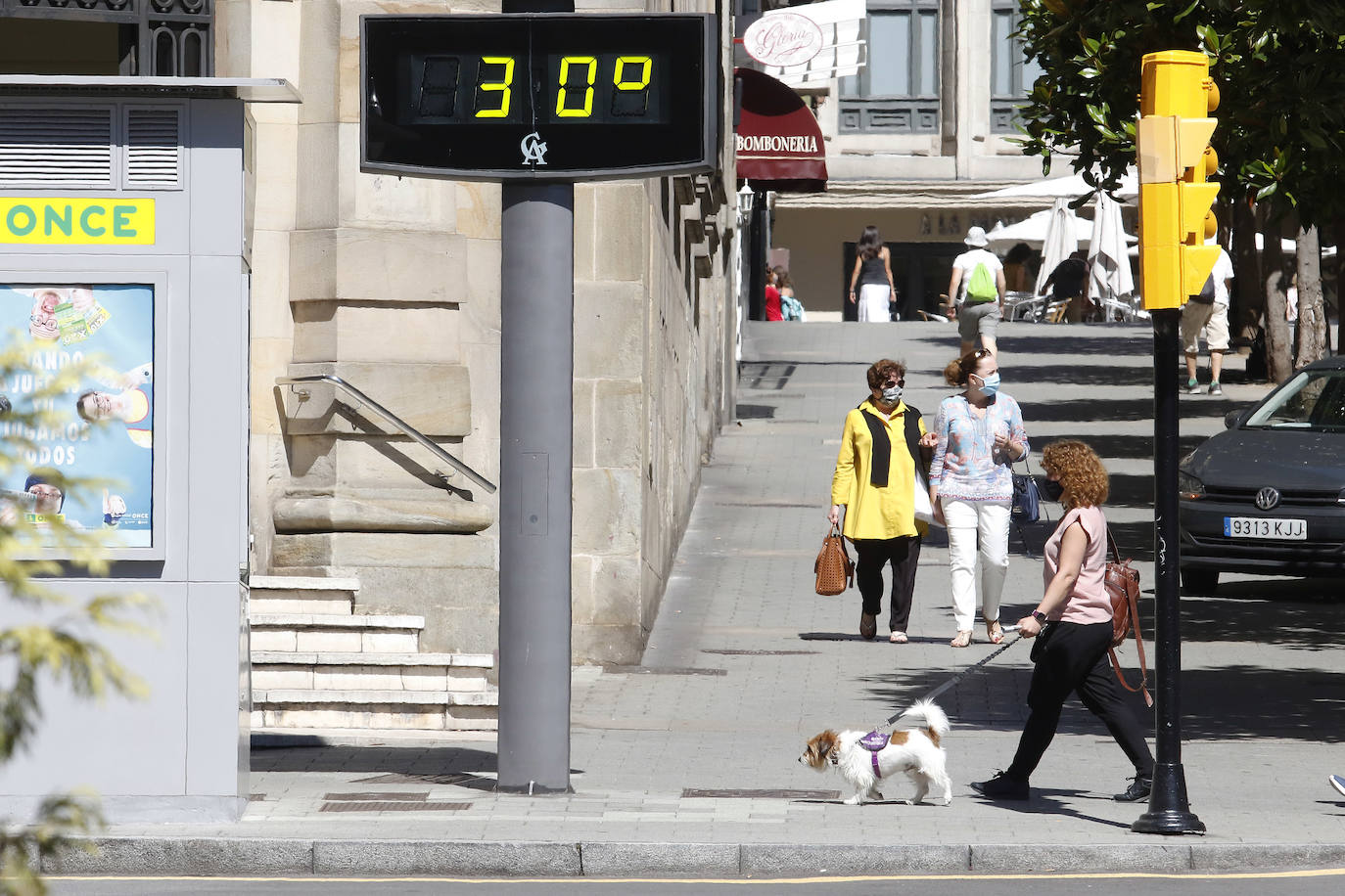 El Principado está viviendo una jornada calurosa, con temperaturas que han alcanzado los 30 grados y los asturianos tratan de refrescarse, ya sea en las playas o en el interior de la región. 