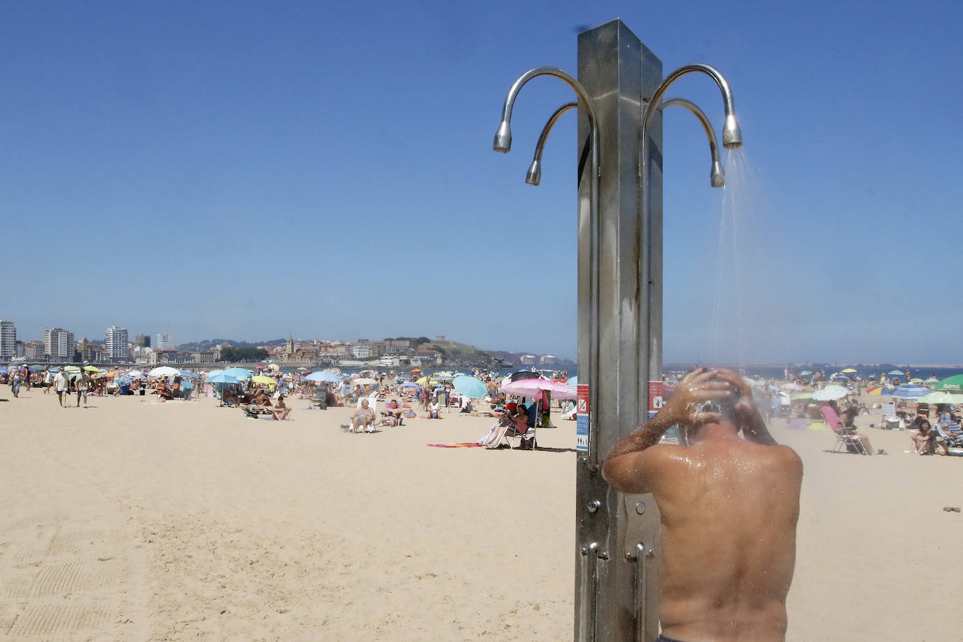 El Principado está viviendo una jornada calurosa, con temperaturas que han alcanzado los 30 grados y los asturianos tratan de refrescarse, ya sea en las playas o en el interior de la región. 