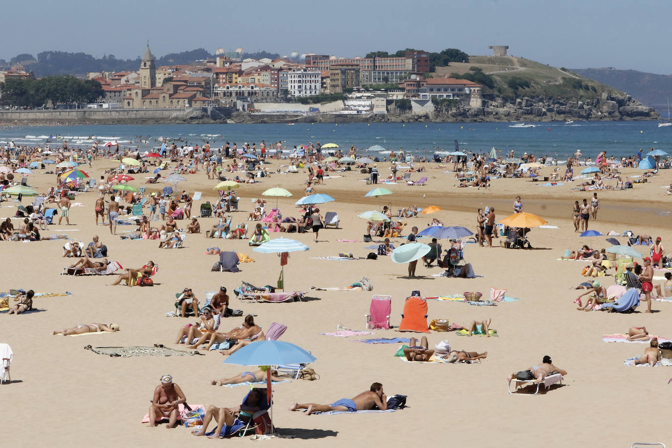 El Principado está viviendo una jornada calurosa, con temperaturas que han alcanzado los 30 grados y los asturianos tratan de refrescarse, ya sea en las playas o en el interior de la región. 