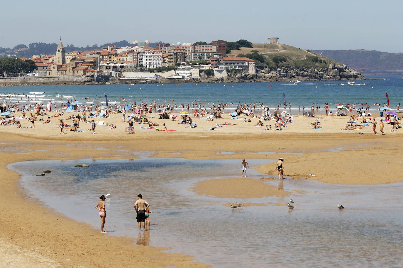 El Principado está viviendo una jornada calurosa, con temperaturas que han alcanzado los 30 grados y los asturianos tratan de refrescarse, ya sea en las playas o en el interior de la región. 