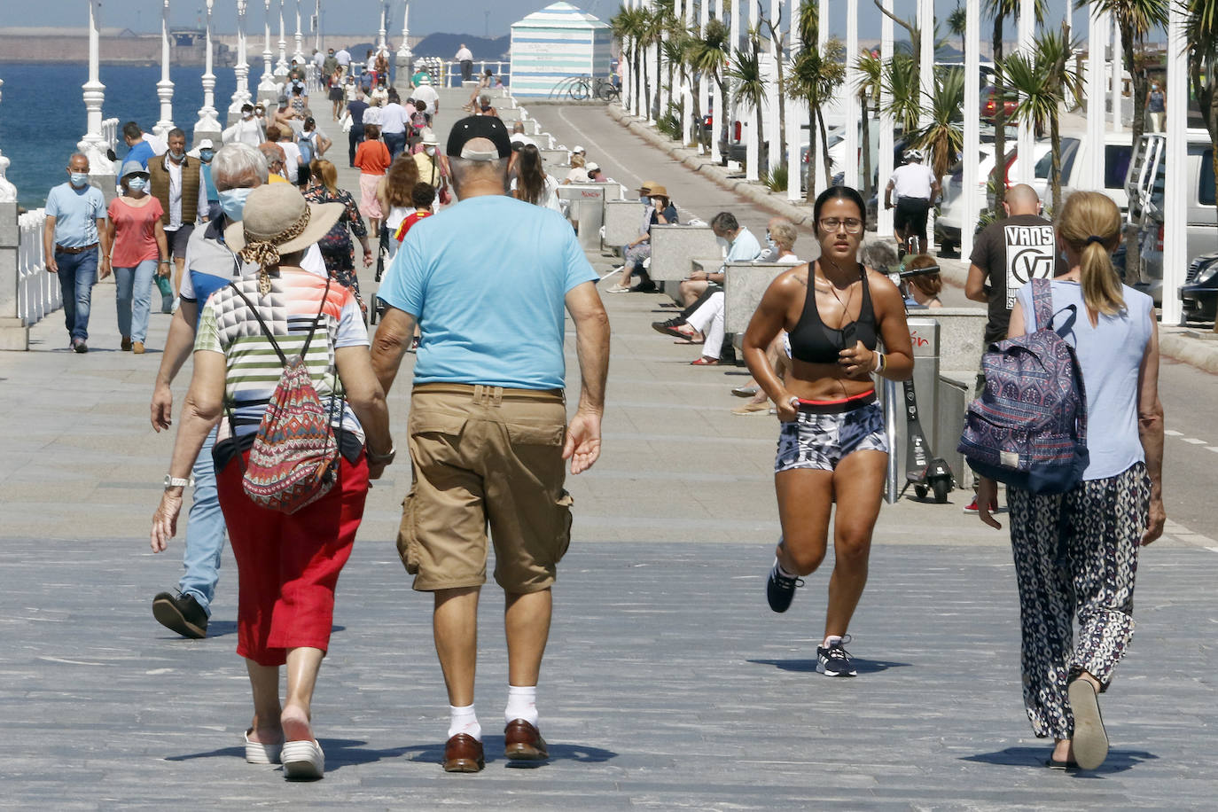 El Principado está viviendo una jornada calurosa, con temperaturas que han alcanzado los 30 grados y los asturianos tratan de refrescarse, ya sea en las playas o en el interior de la región. 