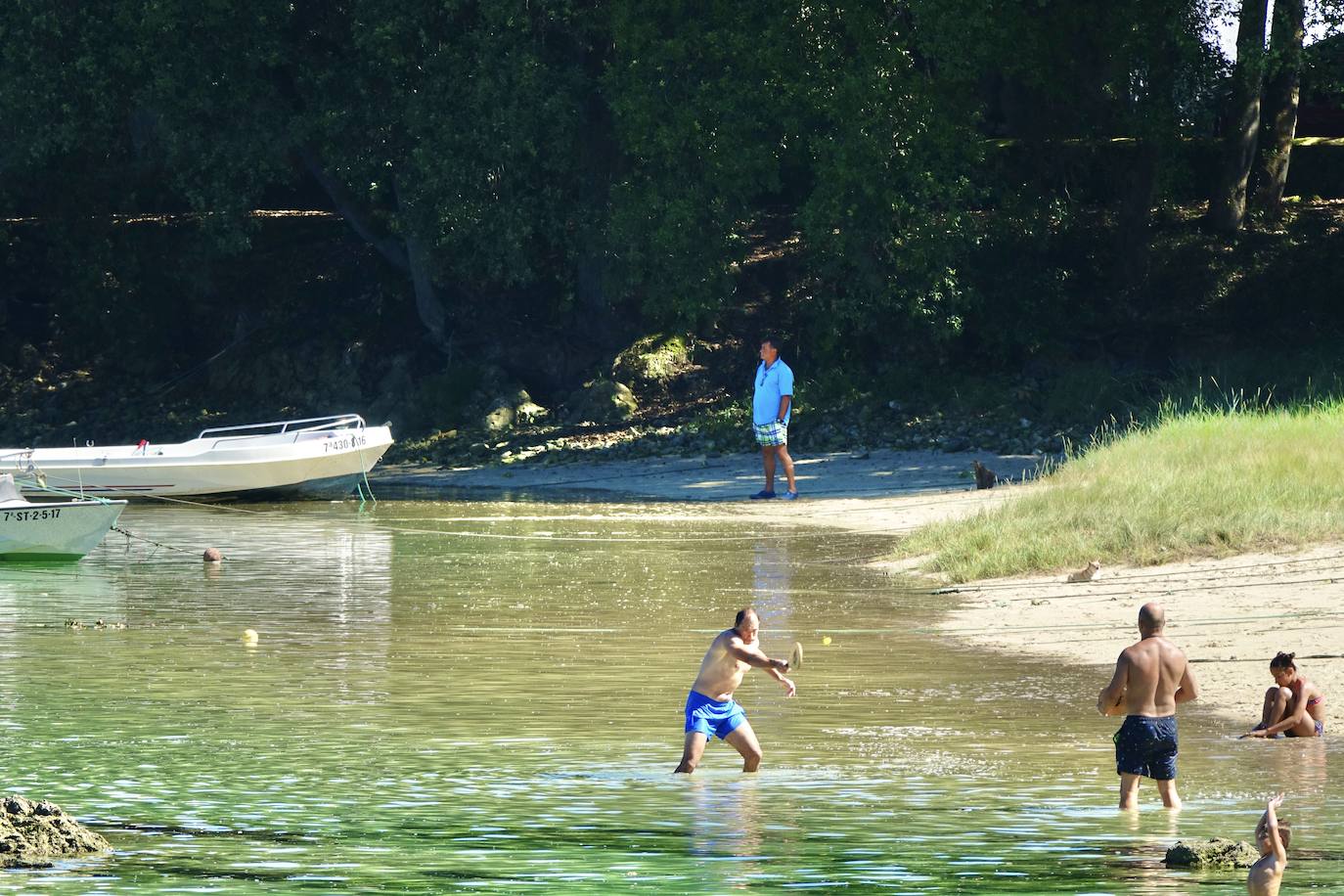 El Principado está viviendo una jornada calurosa, con temperaturas que han alcanzado los 30 grados y los asturianos tratan de refrescarse, ya sea en las playas o en el interior de la región. 