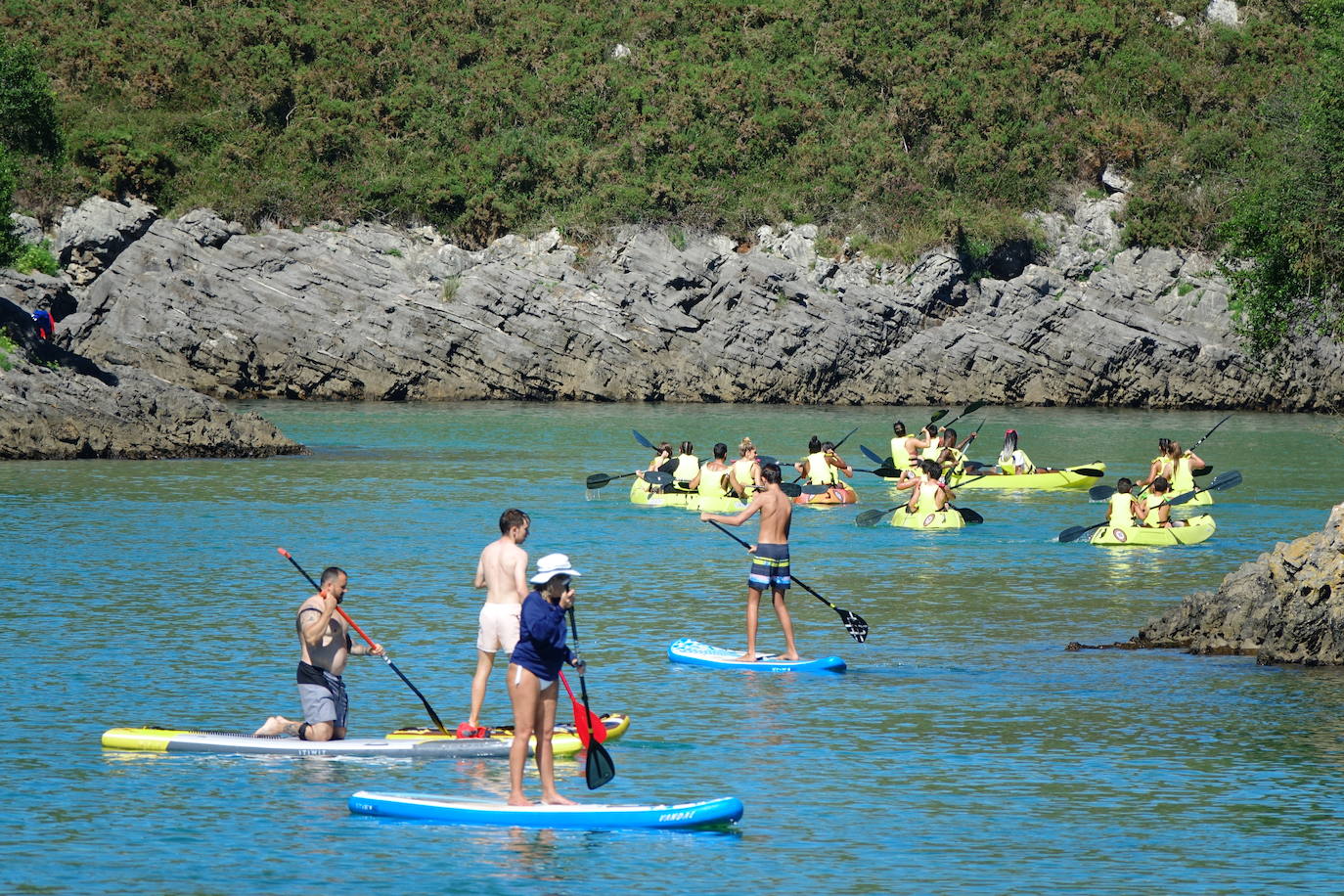 El Principado está viviendo una jornada calurosa, con temperaturas que han alcanzado los 30 grados y los asturianos tratan de refrescarse, ya sea en las playas o en el interior de la región. 