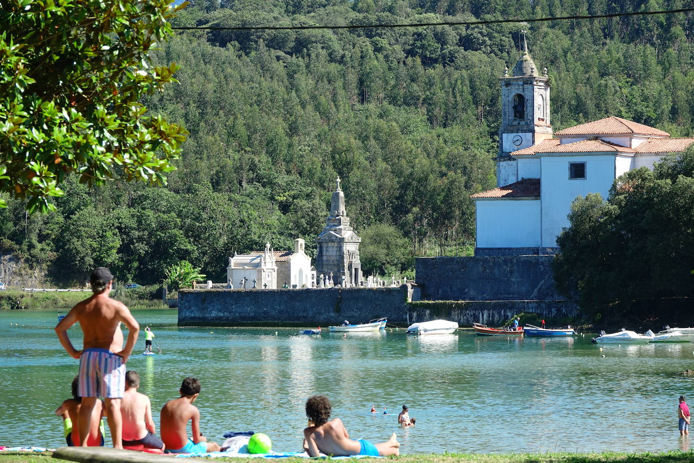 El Principado está viviendo una jornada calurosa, con temperaturas que han alcanzado los 30 grados y los asturianos tratan de refrescarse, ya sea en las playas o en el interior de la región. 