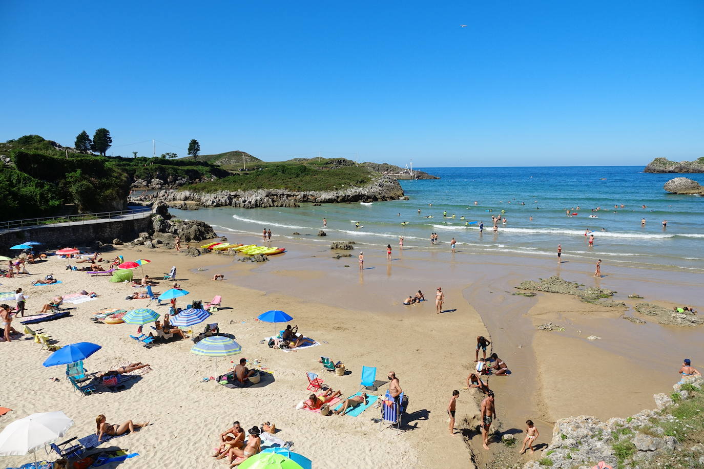 El Principado está viviendo una jornada calurosa, con temperaturas que han alcanzado los 30 grados y los asturianos tratan de refrescarse, ya sea en las playas o en el interior de la región. 