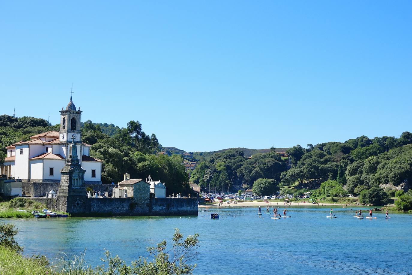 El Principado está viviendo una jornada calurosa, con temperaturas que han alcanzado los 30 grados y los asturianos tratan de refrescarse, ya sea en las playas o en el interior de la región. 