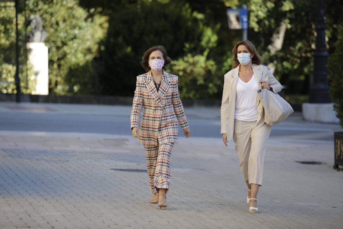 La vicepresidenta primera del Gobierno, Carmen Calvo, ha participado este miércoles en el acto de conmemoración del bicentenario del pronunciamiento militar de Rafael del Riego, celebrado en Tuña, localidad natal del general. Calvo también se ha encontrado con el presidente del Principado, Adrián Barbón, y ha visitado el Museo de Bellas Artes. 
