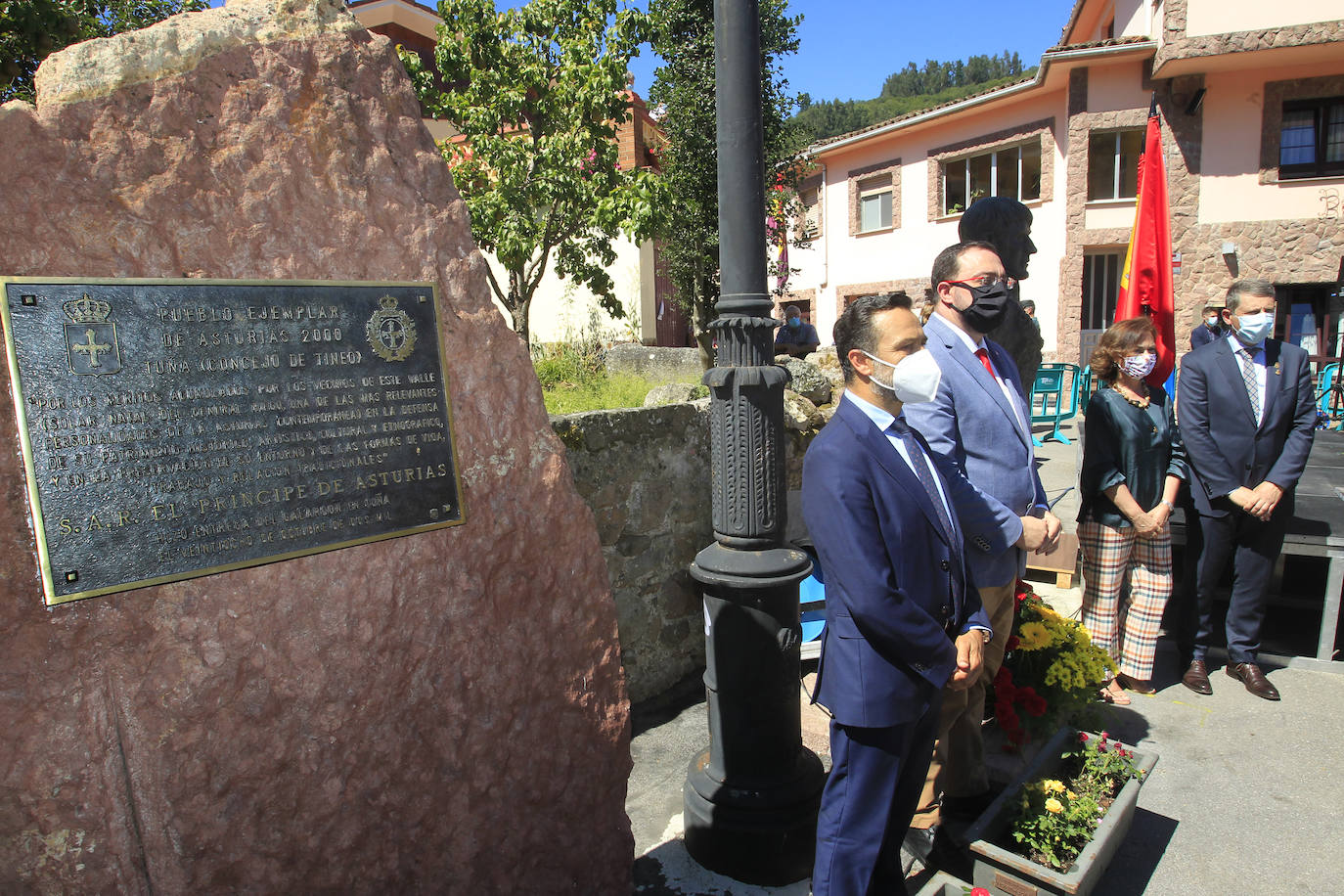 La vicepresidenta primera del Gobierno, Carmen Calvo, ha participado este miércoles en el acto de conmemoración del bicentenario del pronunciamiento militar de Rafael del Riego, celebrado en Tuña, localidad natal del general. Calvo también se ha encontrado con el presidente del Principado, Adrián Barbón, y ha visitado el Museo de Bellas Artes. 