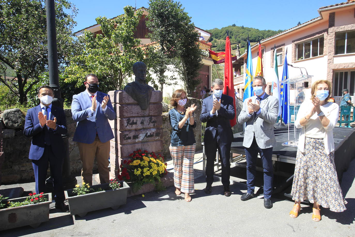 La vicepresidenta primera del Gobierno, Carmen Calvo, ha participado este miércoles en el acto de conmemoración del bicentenario del pronunciamiento militar de Rafael del Riego, celebrado en Tuña, localidad natal del general. Calvo también se ha encontrado con el presidente del Principado, Adrián Barbón, y ha visitado el Museo de Bellas Artes. 