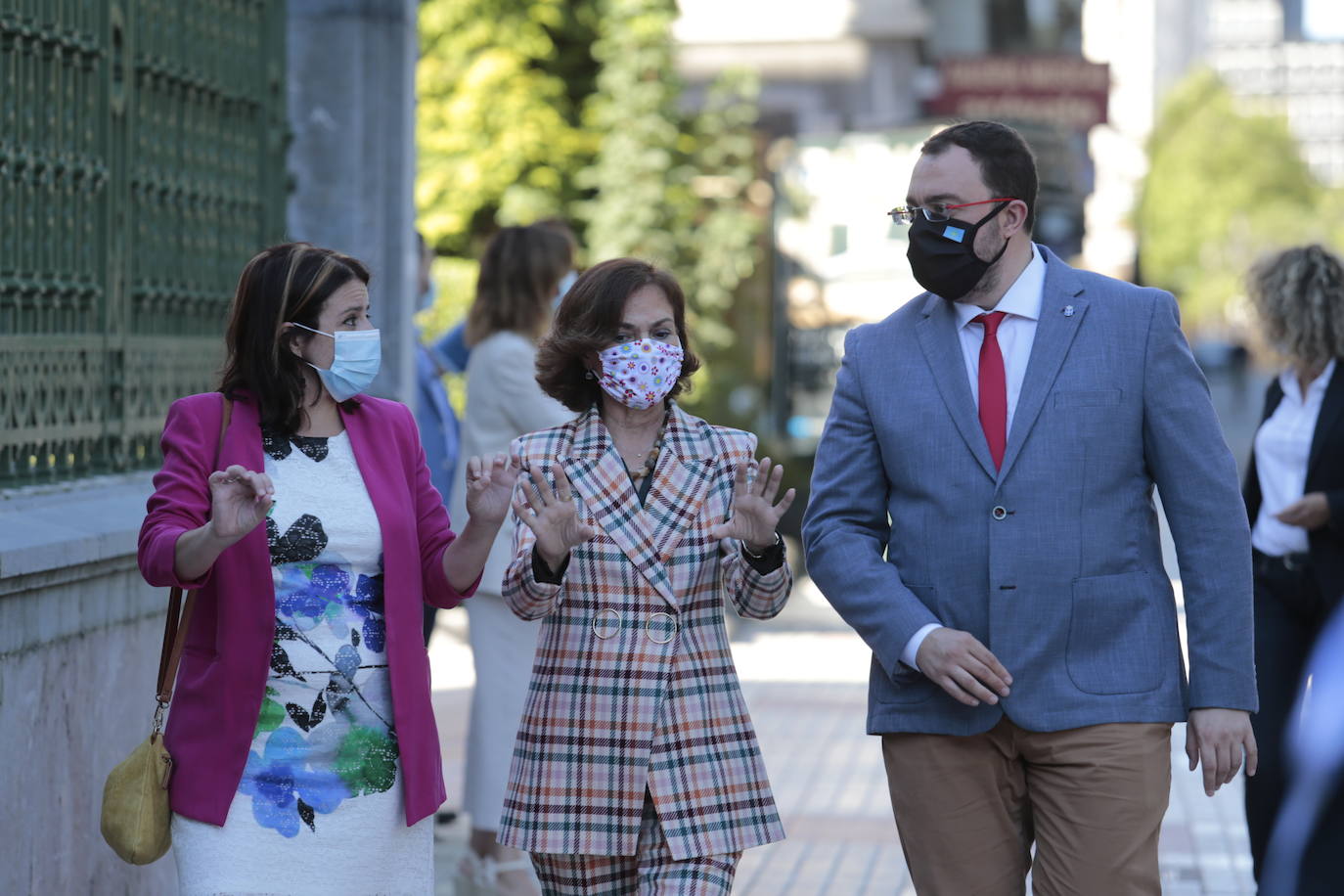 La vicepresidenta primera del Gobierno, Carmen Calvo, ha participado este miércoles en el acto de conmemoración del bicentenario del pronunciamiento militar de Rafael del Riego, celebrado en Tuña, localidad natal del general. Calvo también se ha encontrado con el presidente del Principado, Adrián Barbón, y ha visitado el Museo de Bellas Artes. 