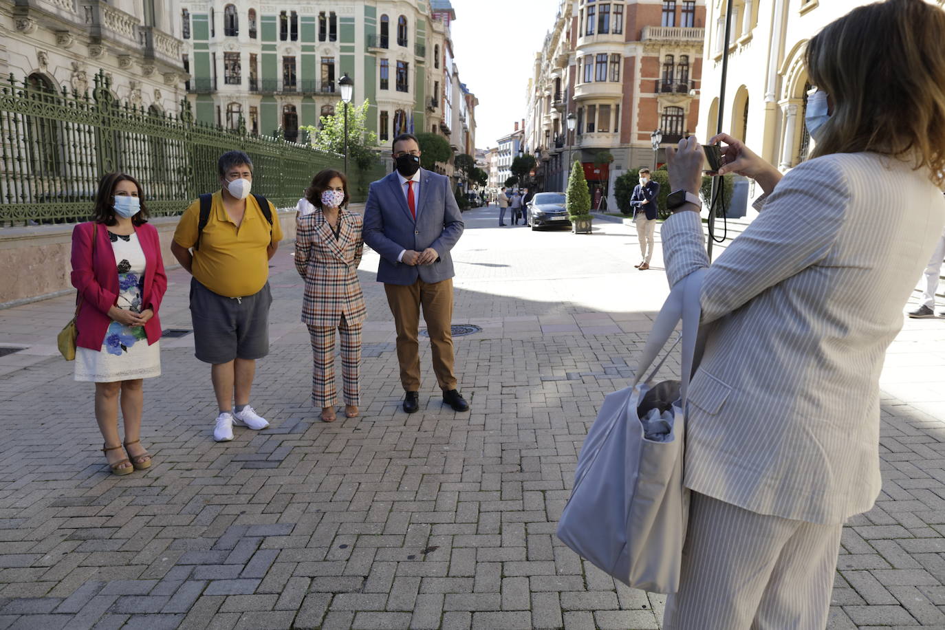 La vicepresidenta primera del Gobierno, Carmen Calvo, ha participado este miércoles en el acto de conmemoración del bicentenario del pronunciamiento militar de Rafael del Riego, celebrado en Tuña, localidad natal del general. Calvo también se ha encontrado con el presidente del Principado, Adrián Barbón, y ha visitado el Museo de Bellas Artes. 