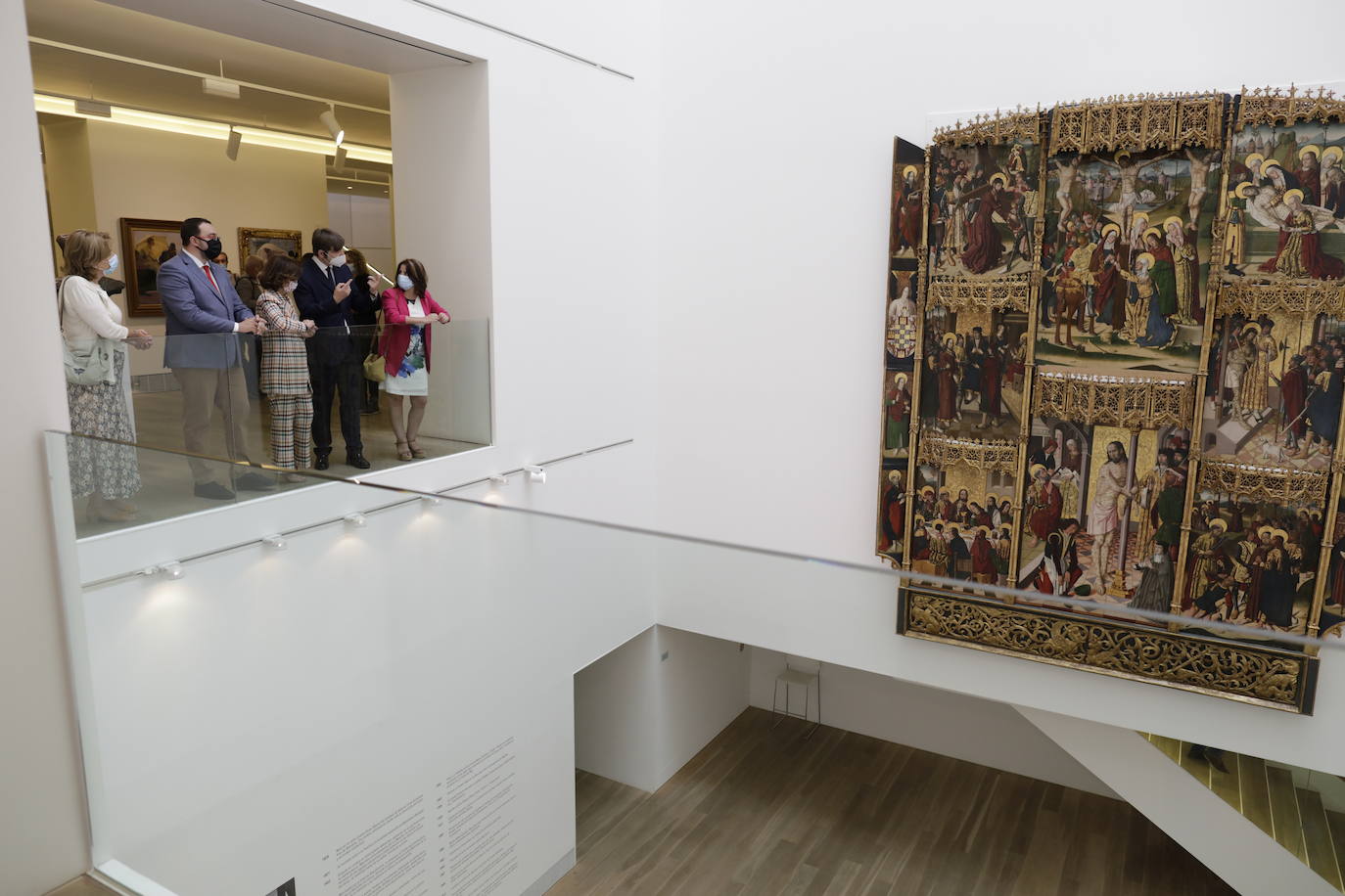 La vicepresidenta primera del Gobierno, Carmen Calvo, ha participado este miércoles en el acto de conmemoración del bicentenario del pronunciamiento militar de Rafael del Riego, celebrado en Tuña, localidad natal del general. Calvo también se ha encontrado con el presidente del Principado, Adrián Barbón, y ha visitado el Museo de Bellas Artes. 