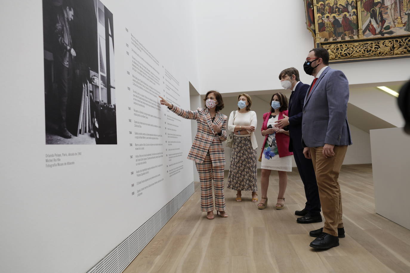La vicepresidenta primera del Gobierno, Carmen Calvo, ha participado este miércoles en el acto de conmemoración del bicentenario del pronunciamiento militar de Rafael del Riego, celebrado en Tuña, localidad natal del general. Calvo también se ha encontrado con el presidente del Principado, Adrián Barbón, y ha visitado el Museo de Bellas Artes. 