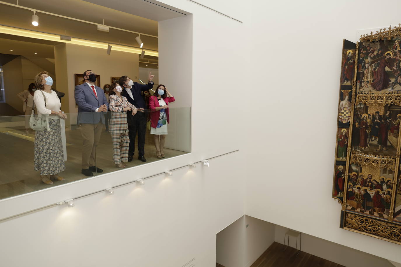 La vicepresidenta primera del Gobierno, Carmen Calvo, ha participado este miércoles en el acto de conmemoración del bicentenario del pronunciamiento militar de Rafael del Riego, celebrado en Tuña, localidad natal del general. Calvo también se ha encontrado con el presidente del Principado, Adrián Barbón, y ha visitado el Museo de Bellas Artes. 