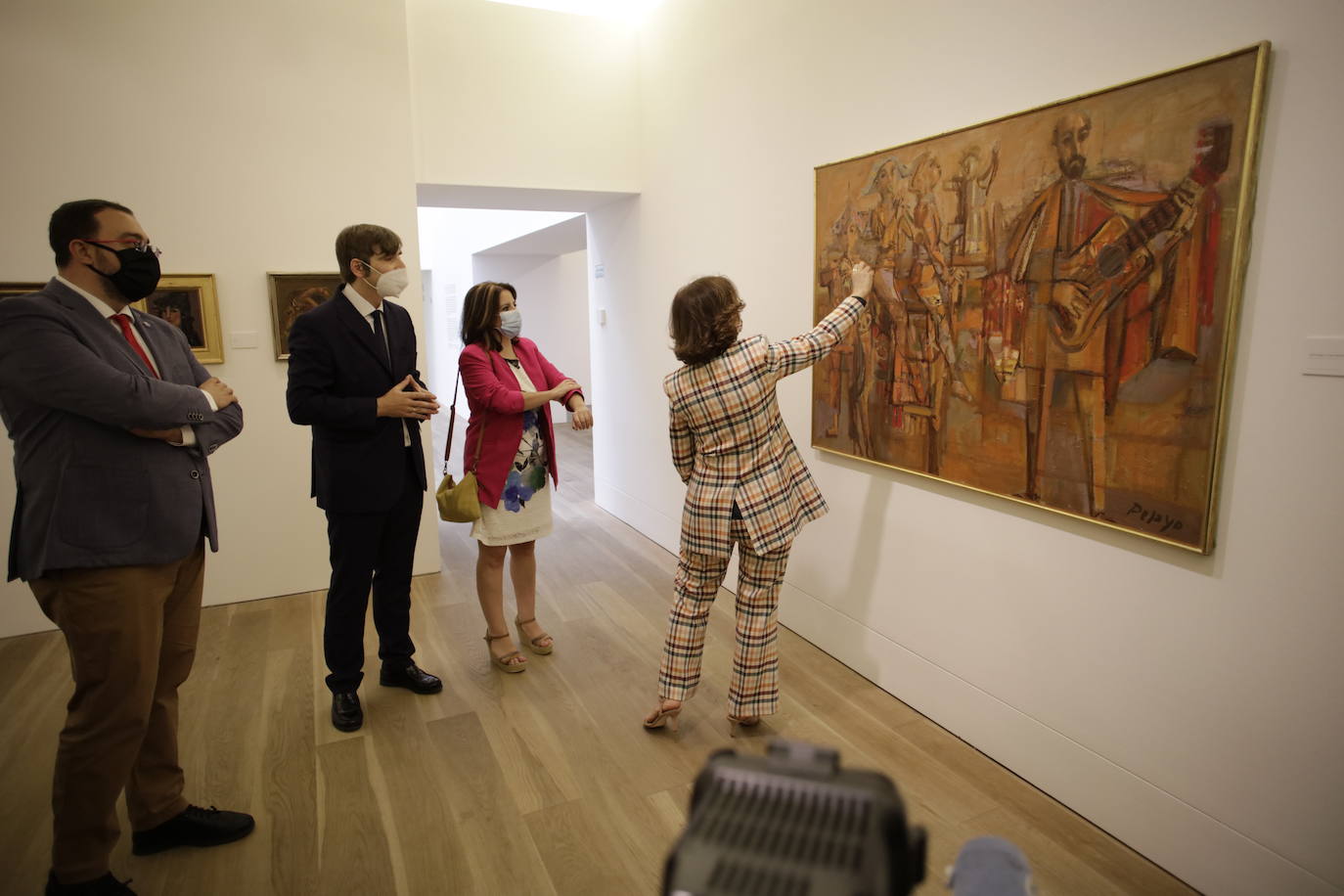 La vicepresidenta primera del Gobierno, Carmen Calvo, ha participado este miércoles en el acto de conmemoración del bicentenario del pronunciamiento militar de Rafael del Riego, celebrado en Tuña, localidad natal del general. Calvo también se ha encontrado con el presidente del Principado, Adrián Barbón, y ha visitado el Museo de Bellas Artes. 