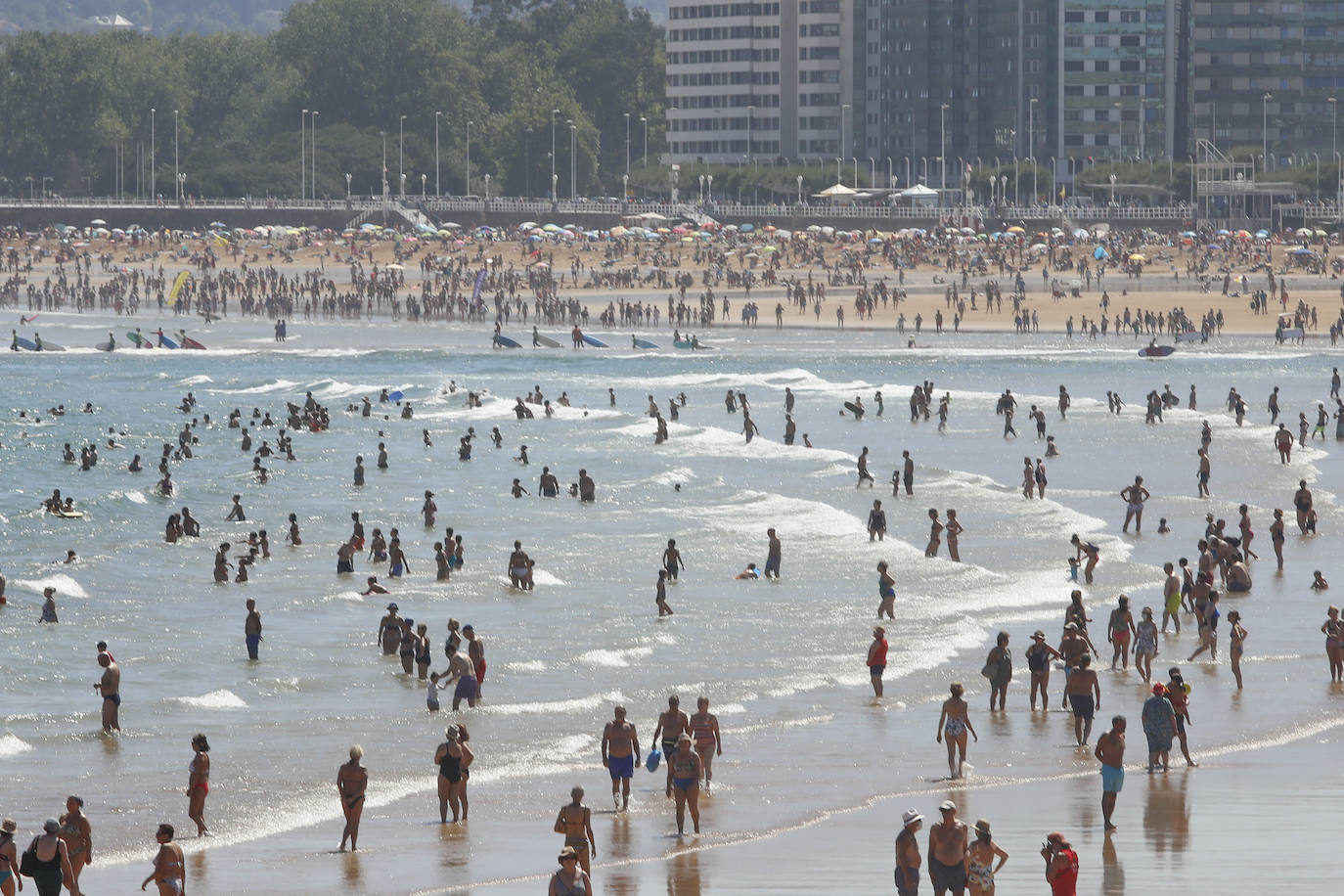 Las playas se convierten en el destino perfecto para atajar el calor