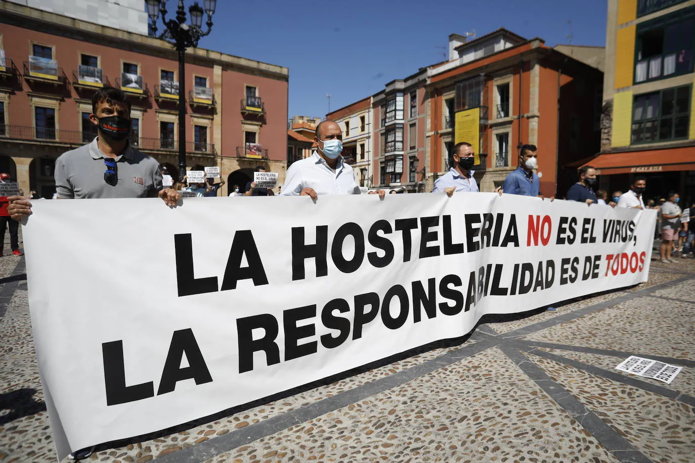 Los empresarios hosteleros se concentraron en la Plaza Mayor gijonesa como medida de protesta por las medidas impuestas por el Principado a sus establecimientos por la pandemia
