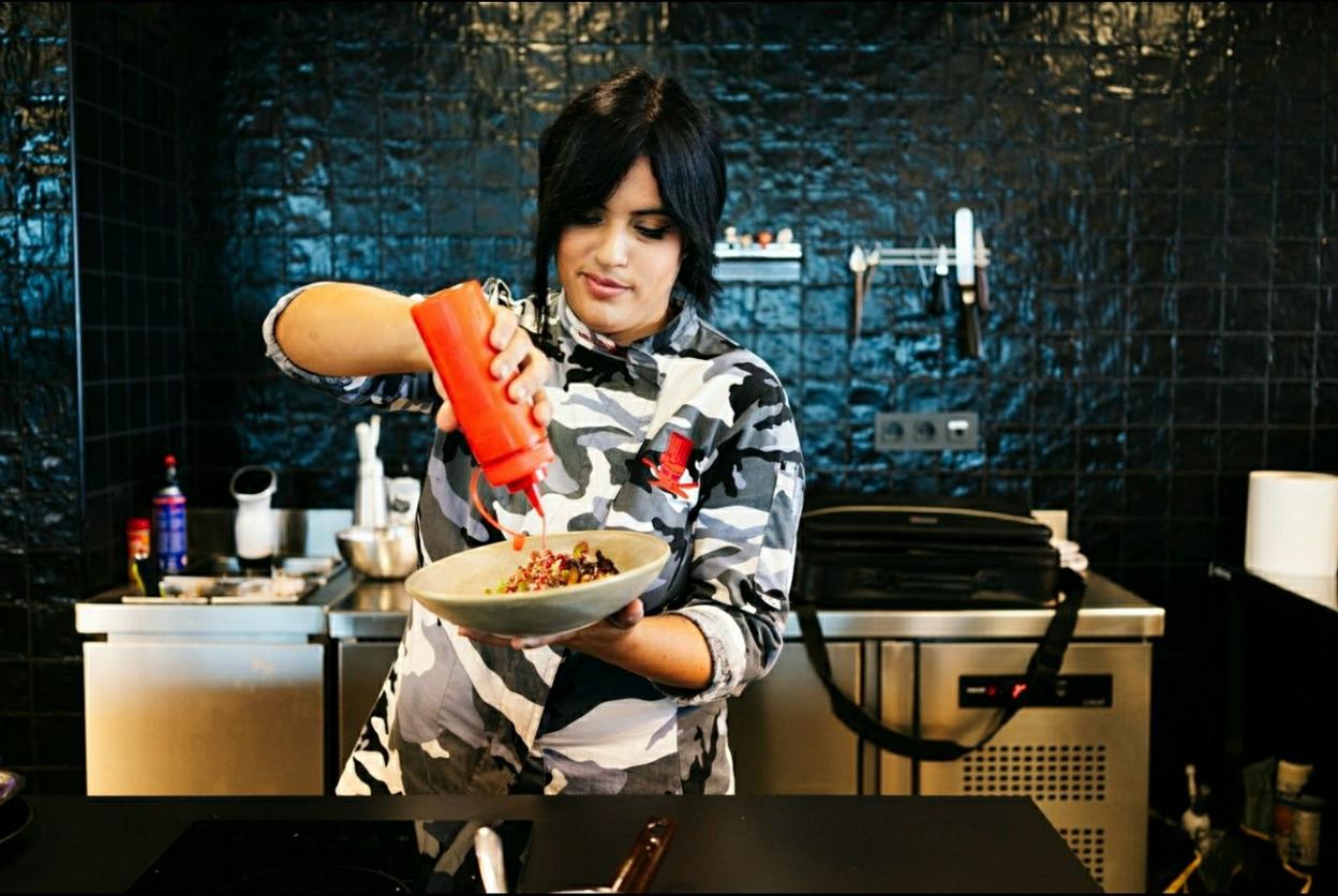 La chef Lara Roguez ultima un plato en la cocina del restaurante Kraken, en Gijón. 